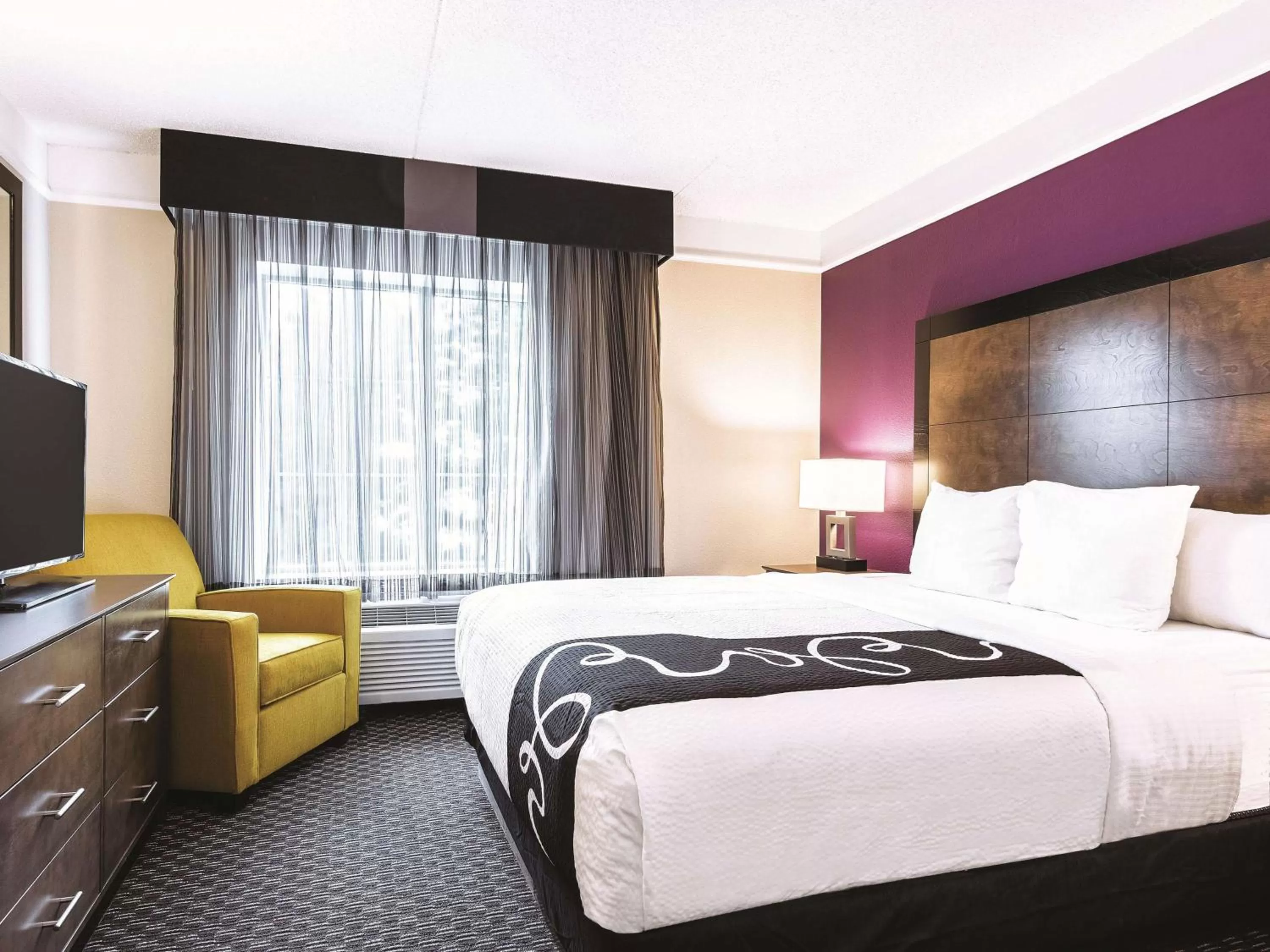 Photo of the whole room, Bed in La Quinta by Wyndham Shreveport Airport