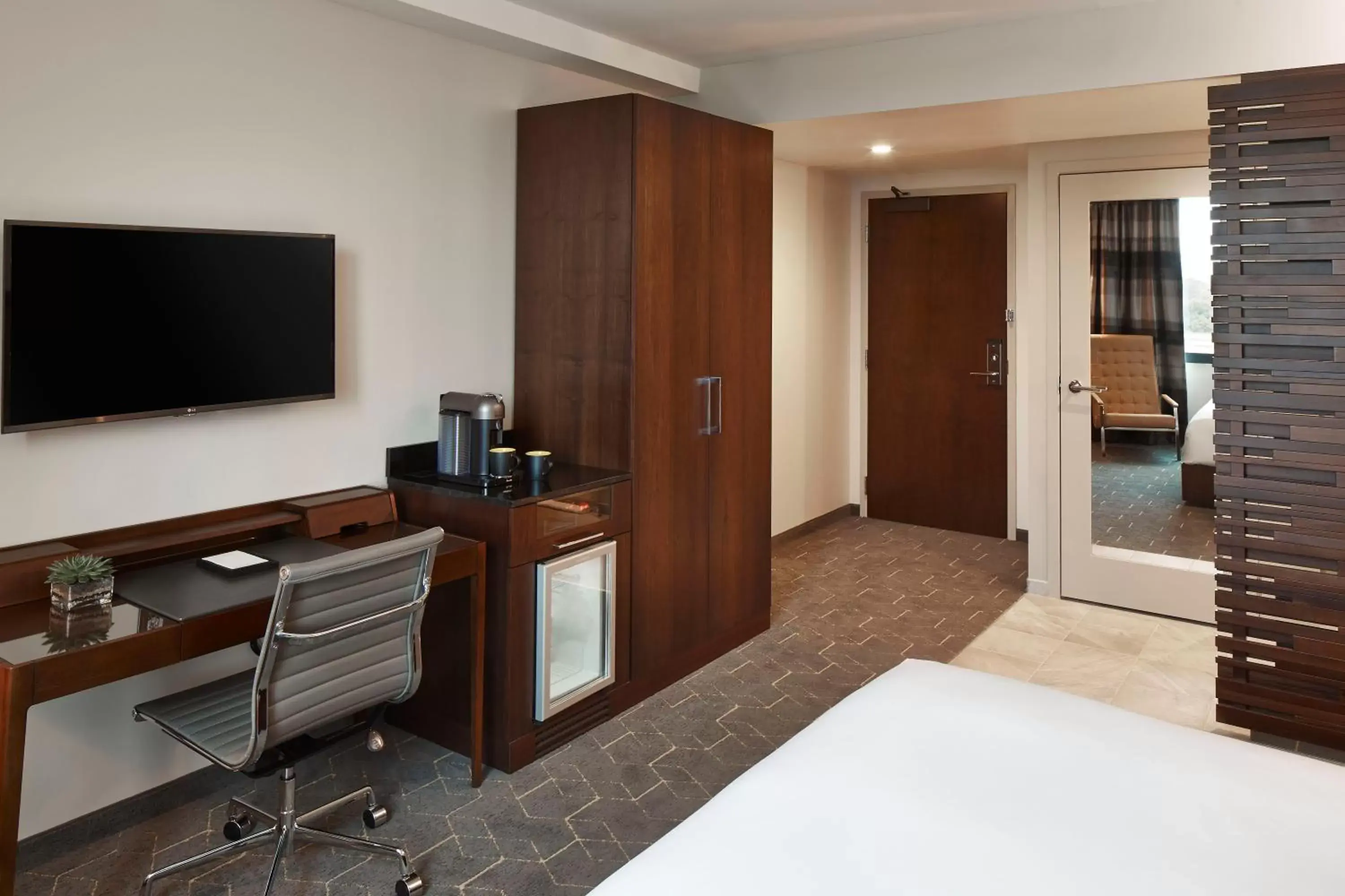 Coffee/tea facilities, TV/Entertainment Center in Kimpton Overland Hotel - Atlanta Airport, an IHG Hotel