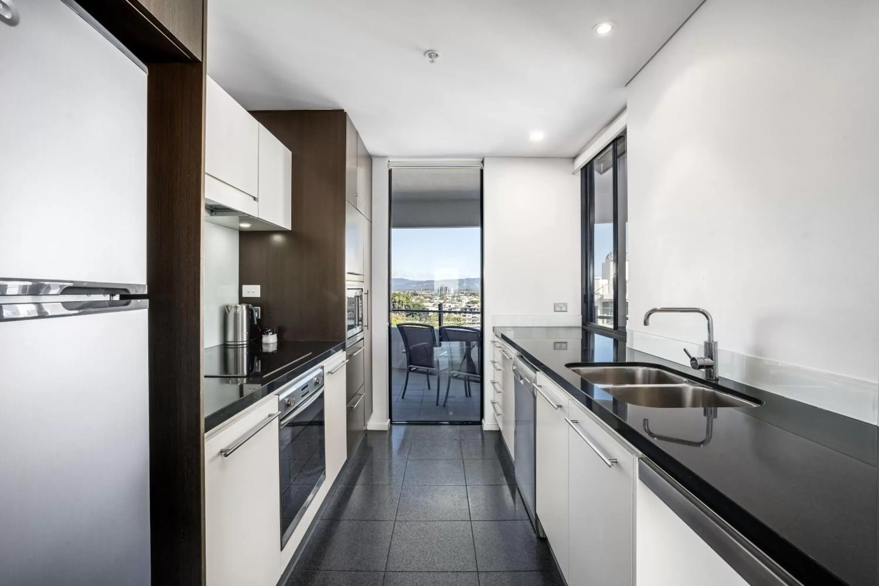 Living room, Kitchen/Kitchenette in The Wave Resort