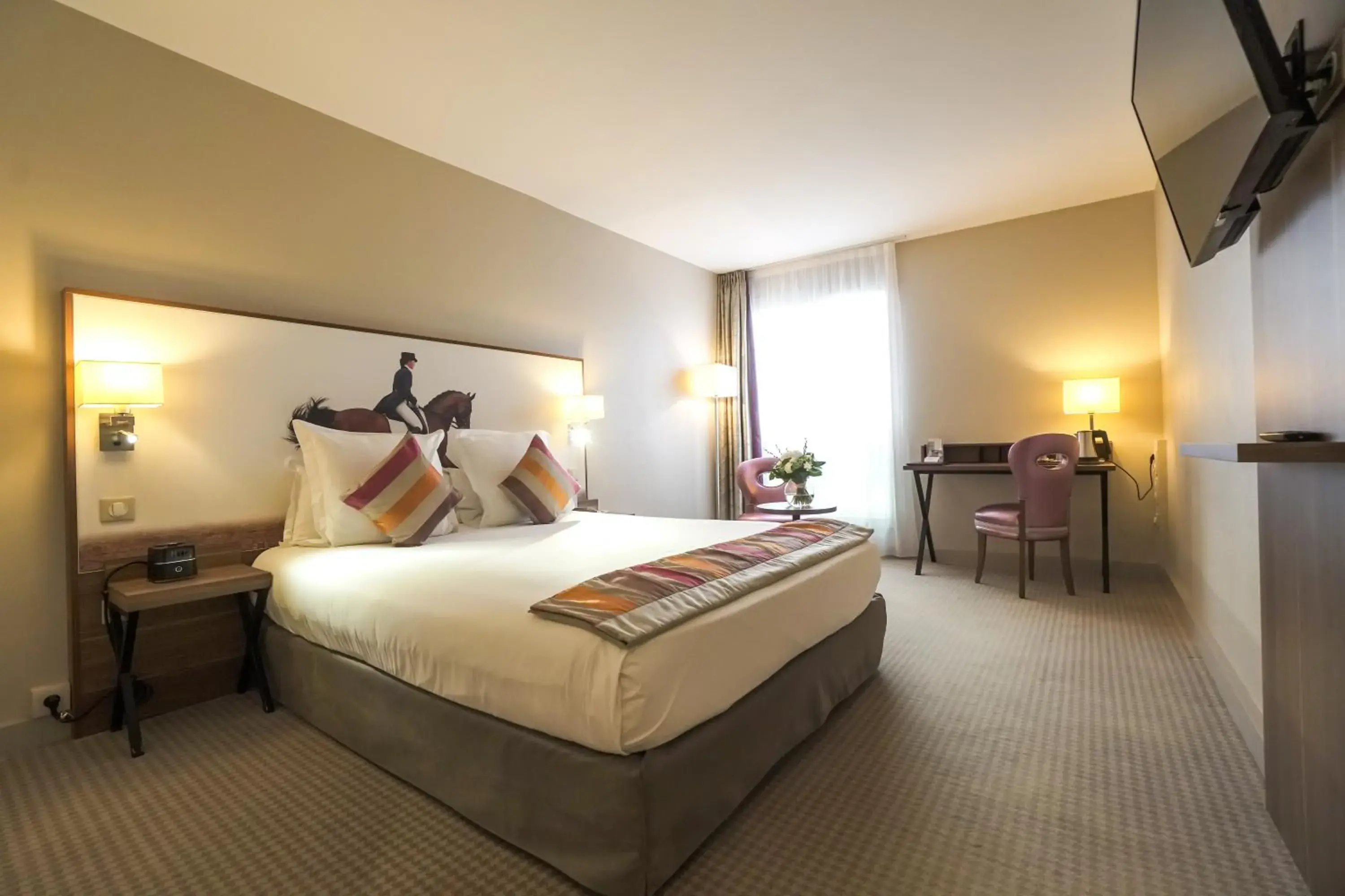 Bed in Best Western Plus Hotel Du Parc Chantilly