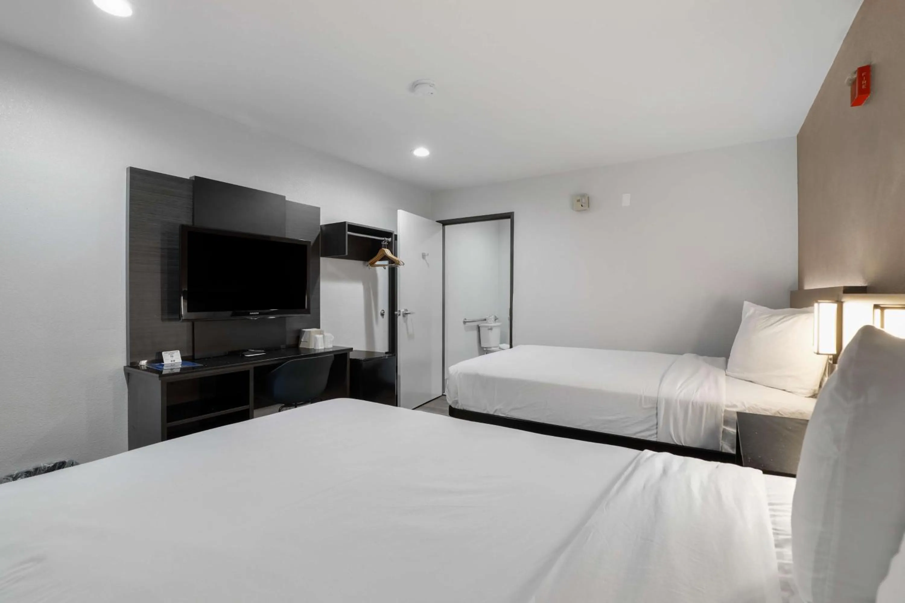 Bedroom, Bed in Motel 6-Escondido, CA