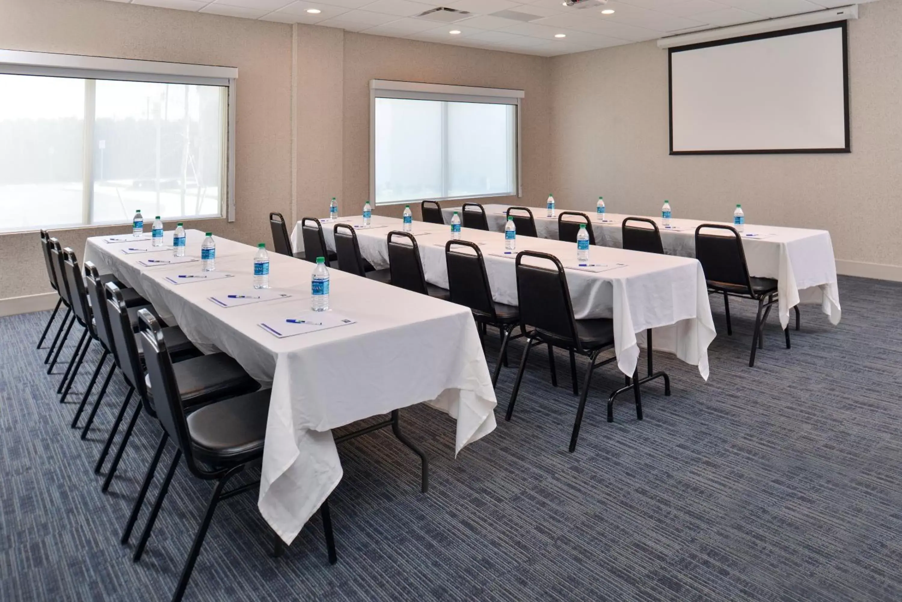 Meeting/conference room in Holiday Inn Express & Suites Farmington Hills - Detroit, an IHG Hotel