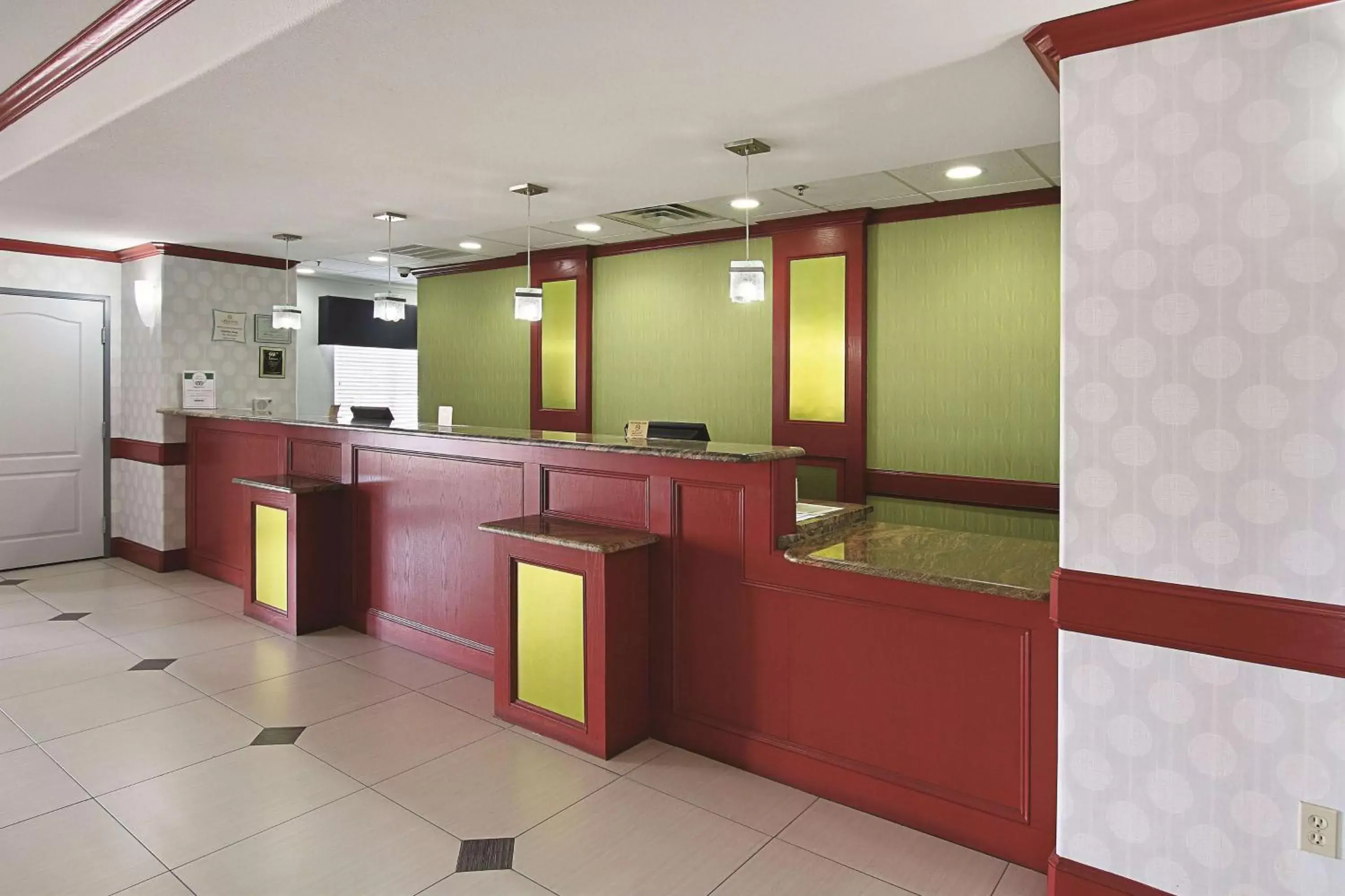 Lobby or reception, Lobby/Reception in La Quinta Inn & Suites by Wyndham South Dallas - Hutchins