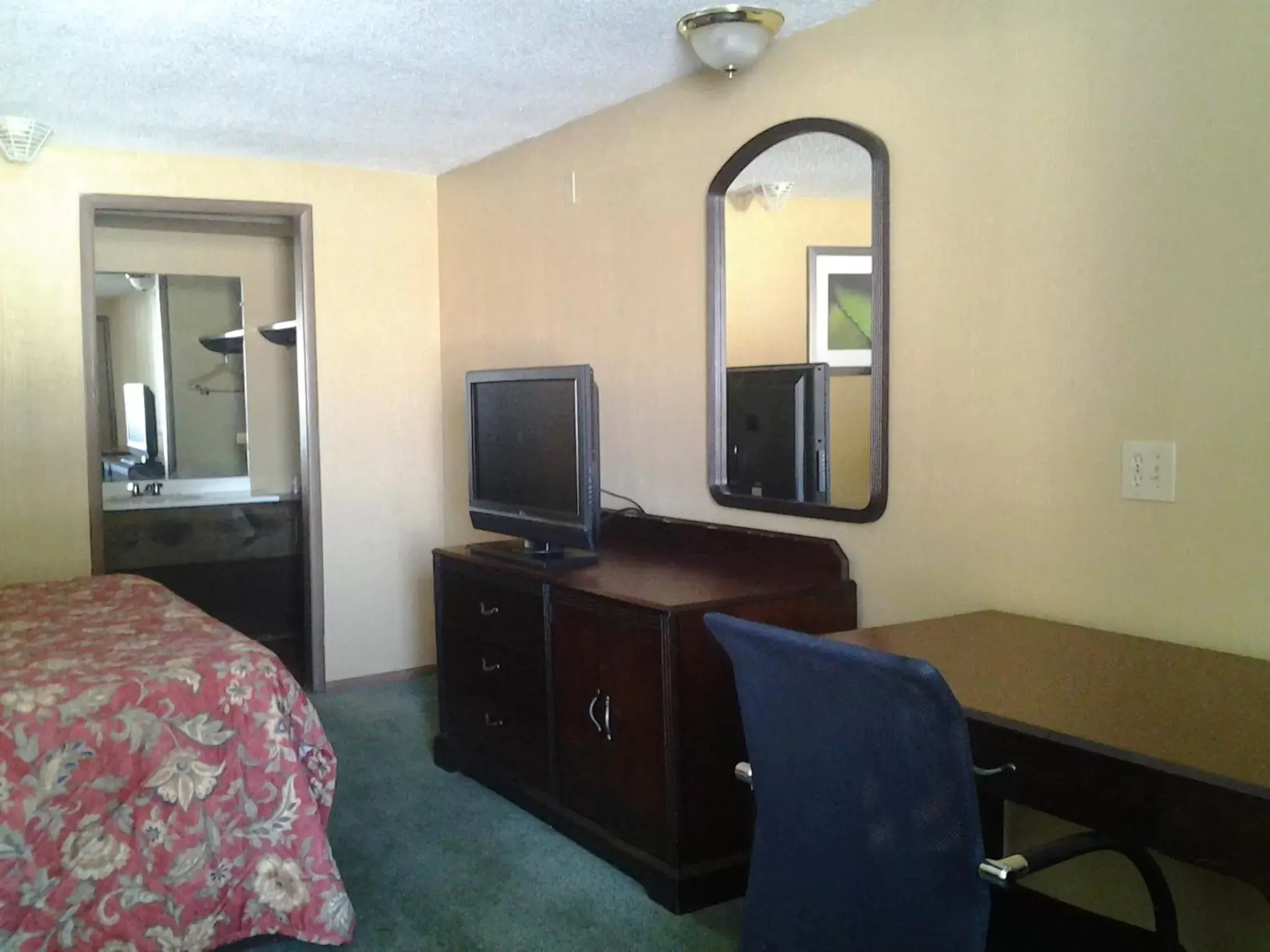 TV and multimedia, TV/Entertainment Center in Xenia Country Inn