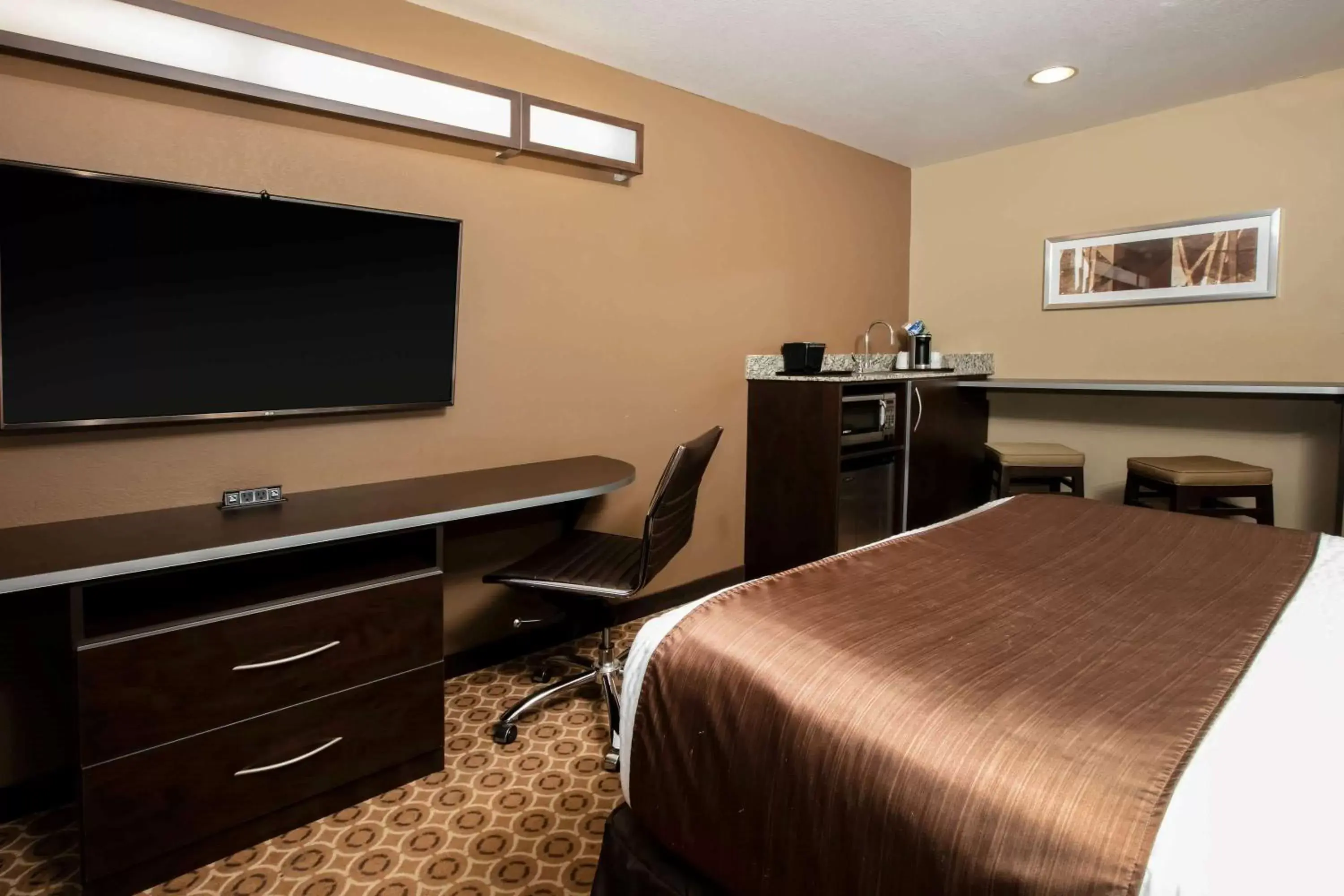 Photo of the whole room, TV/Entertainment Center in Microtel Inn and Suites Pecos