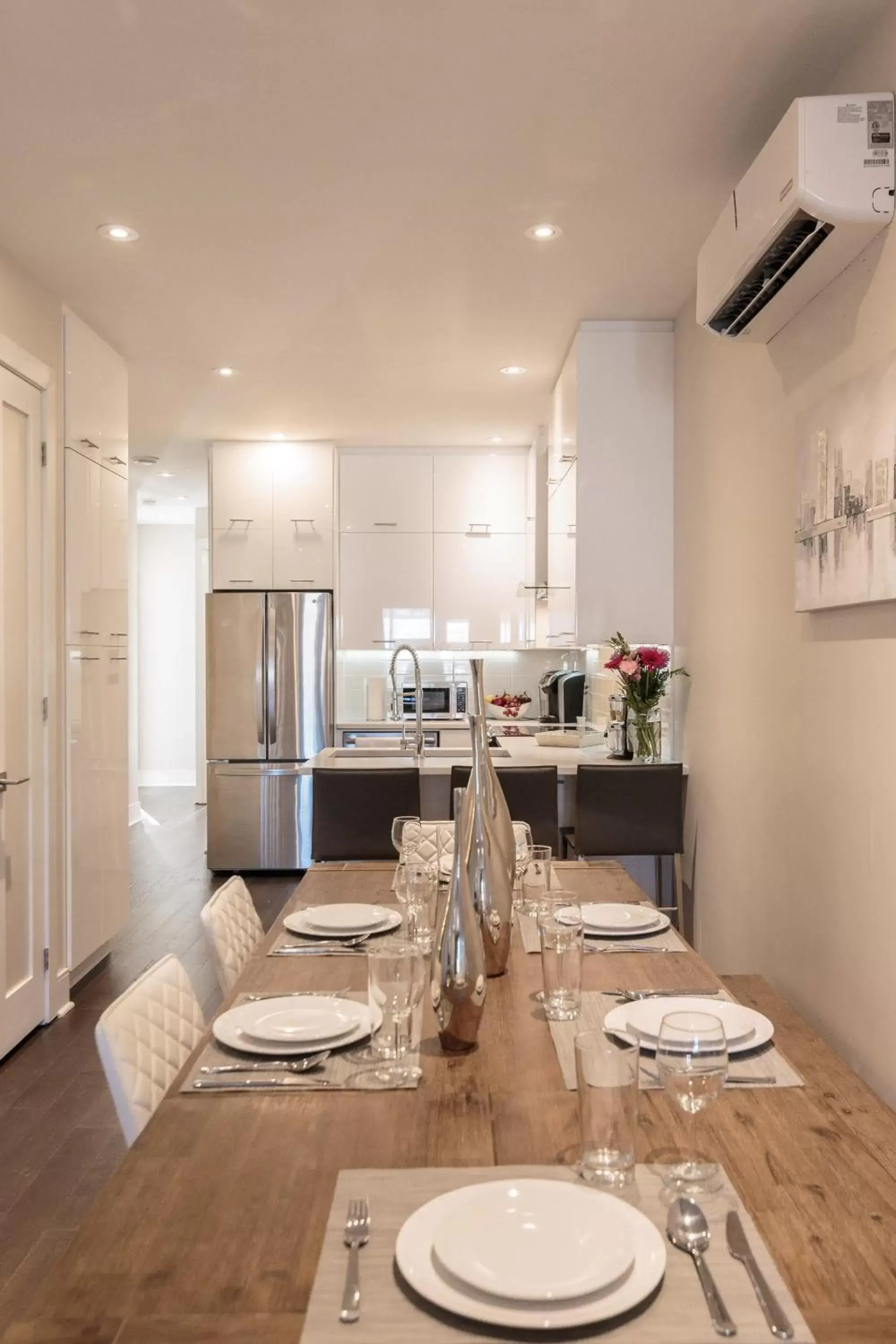 Kitchen or kitchenette, Dining Area in Parc Avenue Lofts