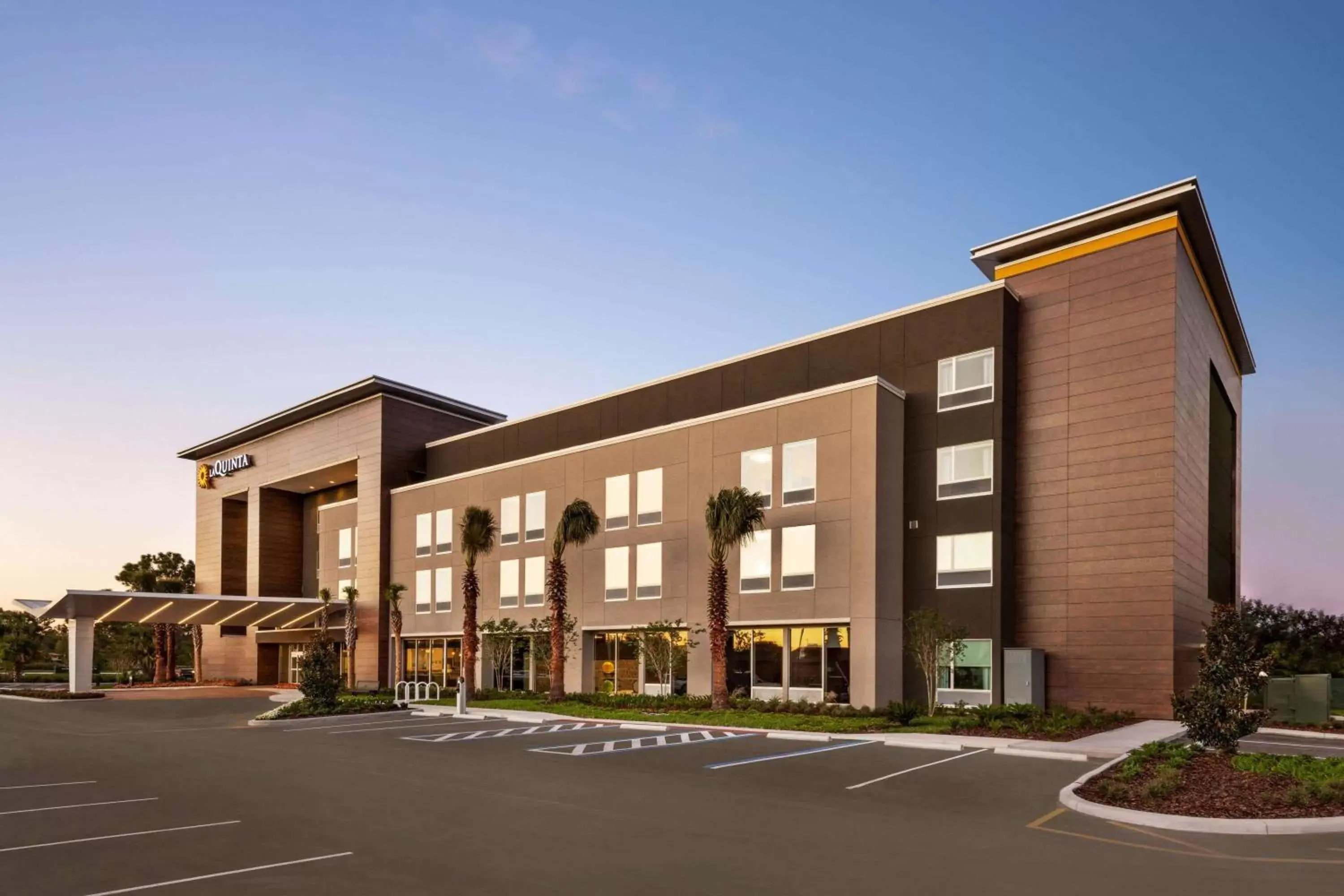 Property Building in La Quinta Inn & Suites by Wyndham Orlando I-Drive Theme Parks