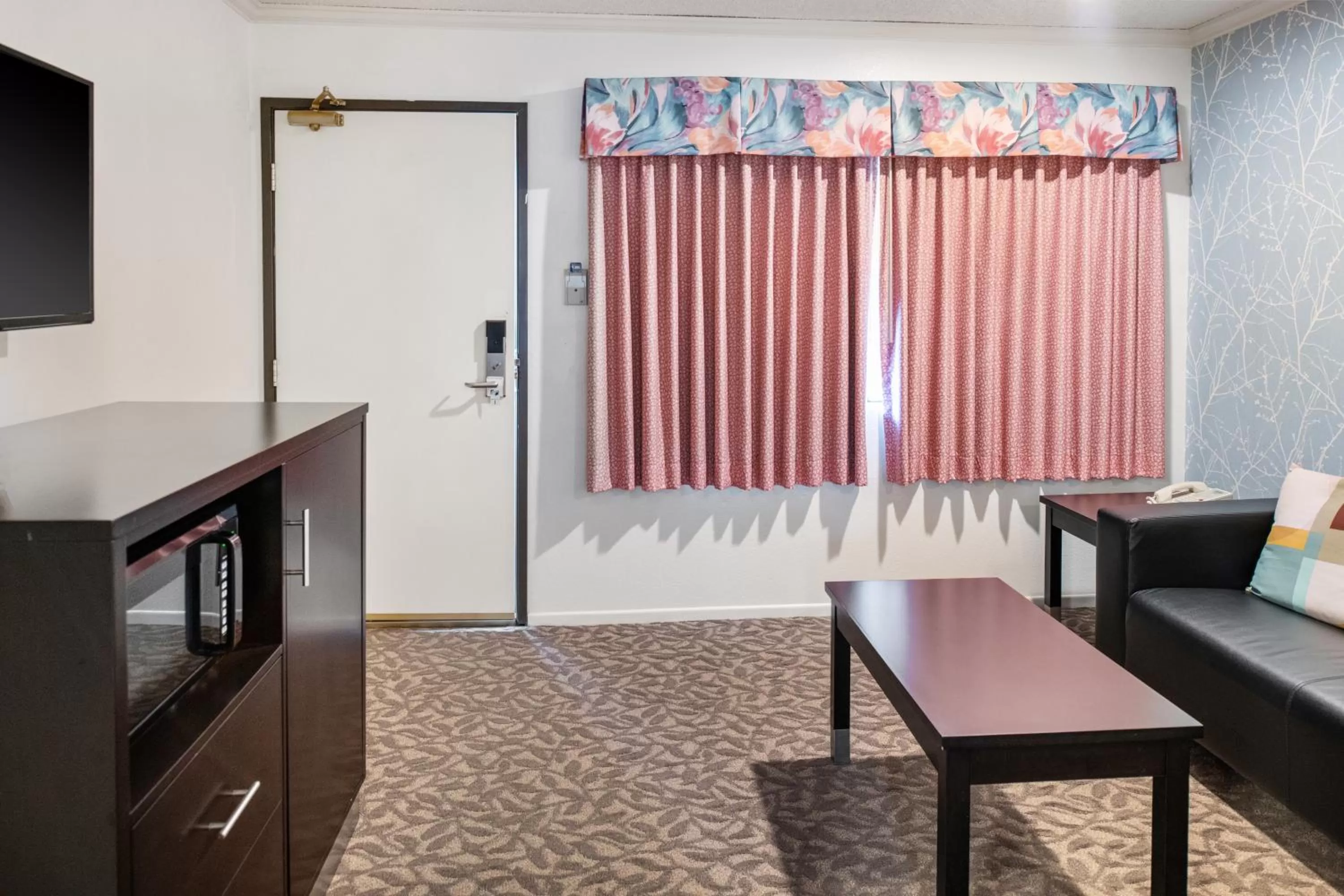 Seating area in Glendale Hotel