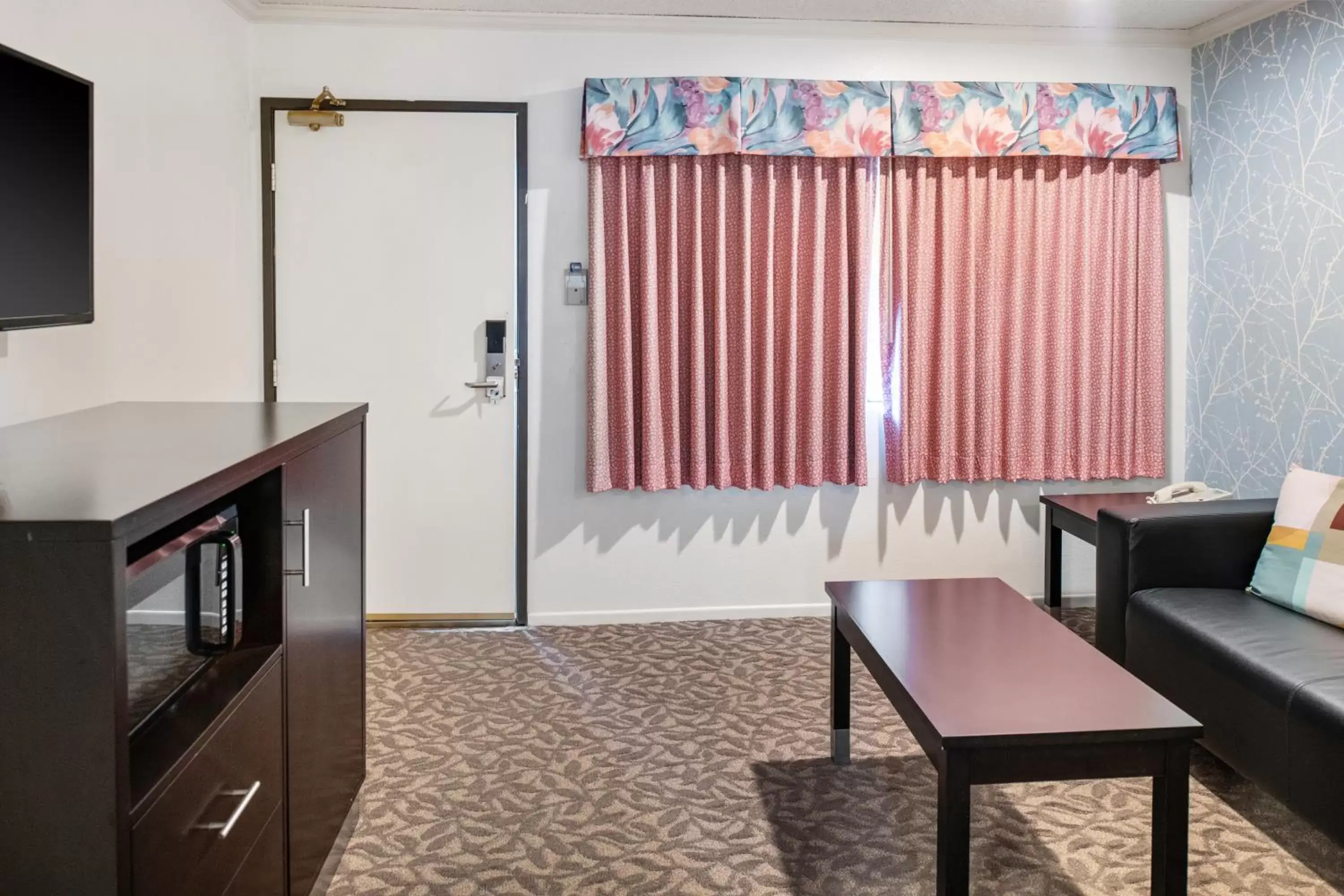 Queen Room in Glendale Hotel Queen Room in Glendale Hotel