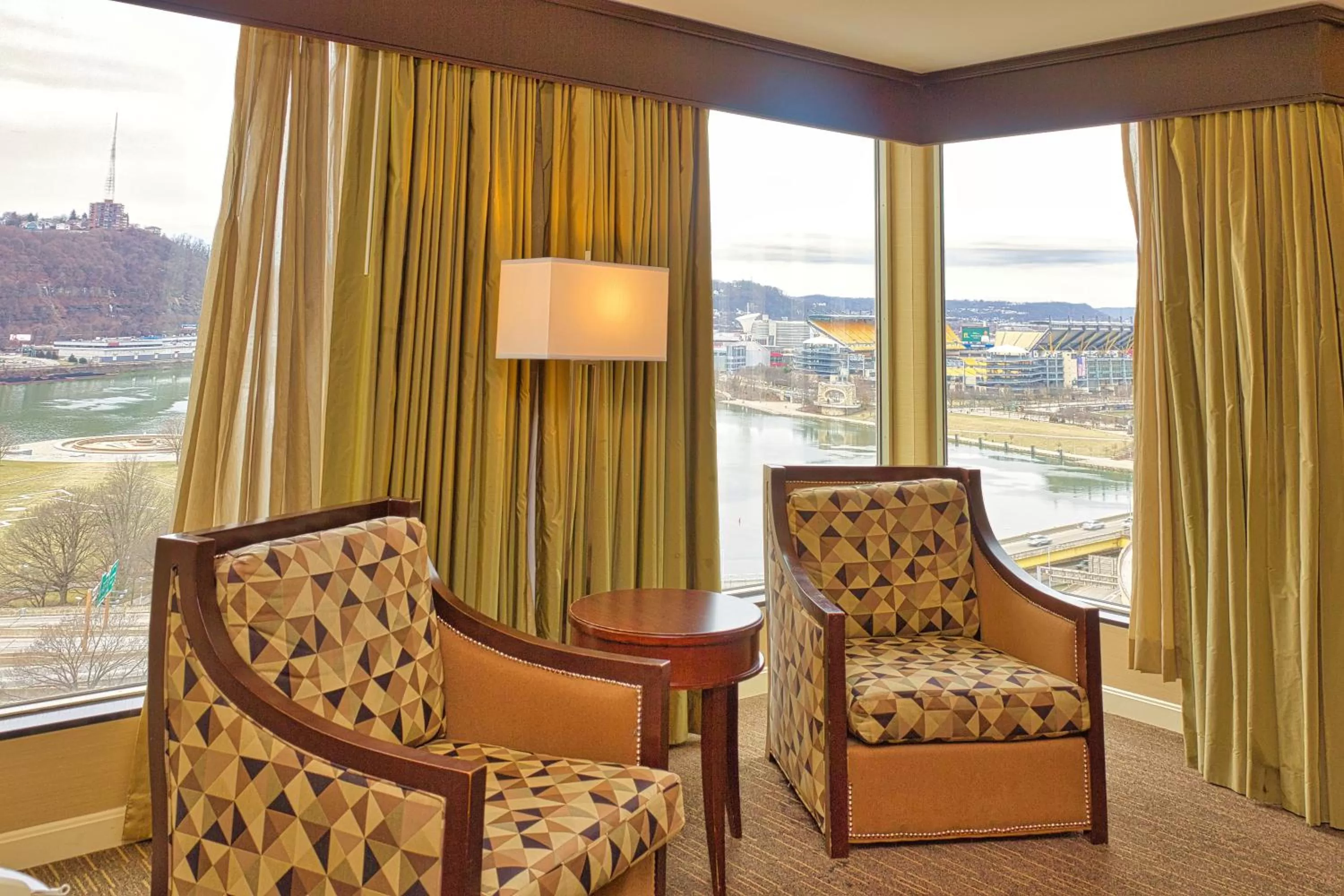 Living room in Wyndham Grand Pittsburgh
