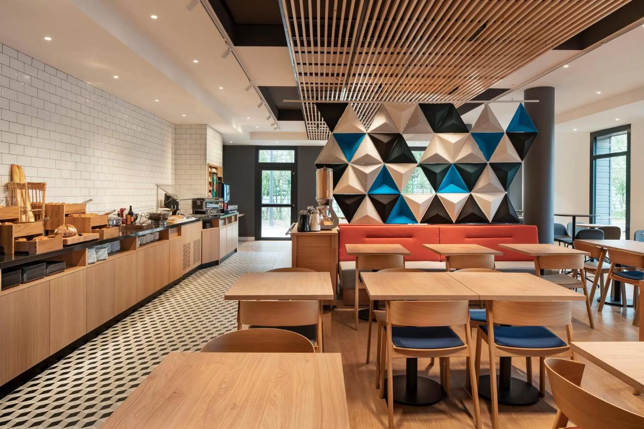 Restaurant/places to eat in Holiday Inn Express - Marne-la-Vallée Val d'Europe by IHG