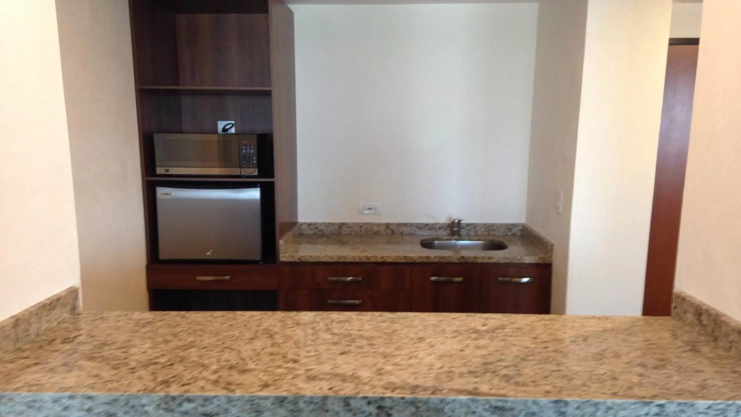 Photo of the whole room, Kitchen/Kitchenette in Holiday Inn & Suites Plaza Mayor, an IHG Hotel