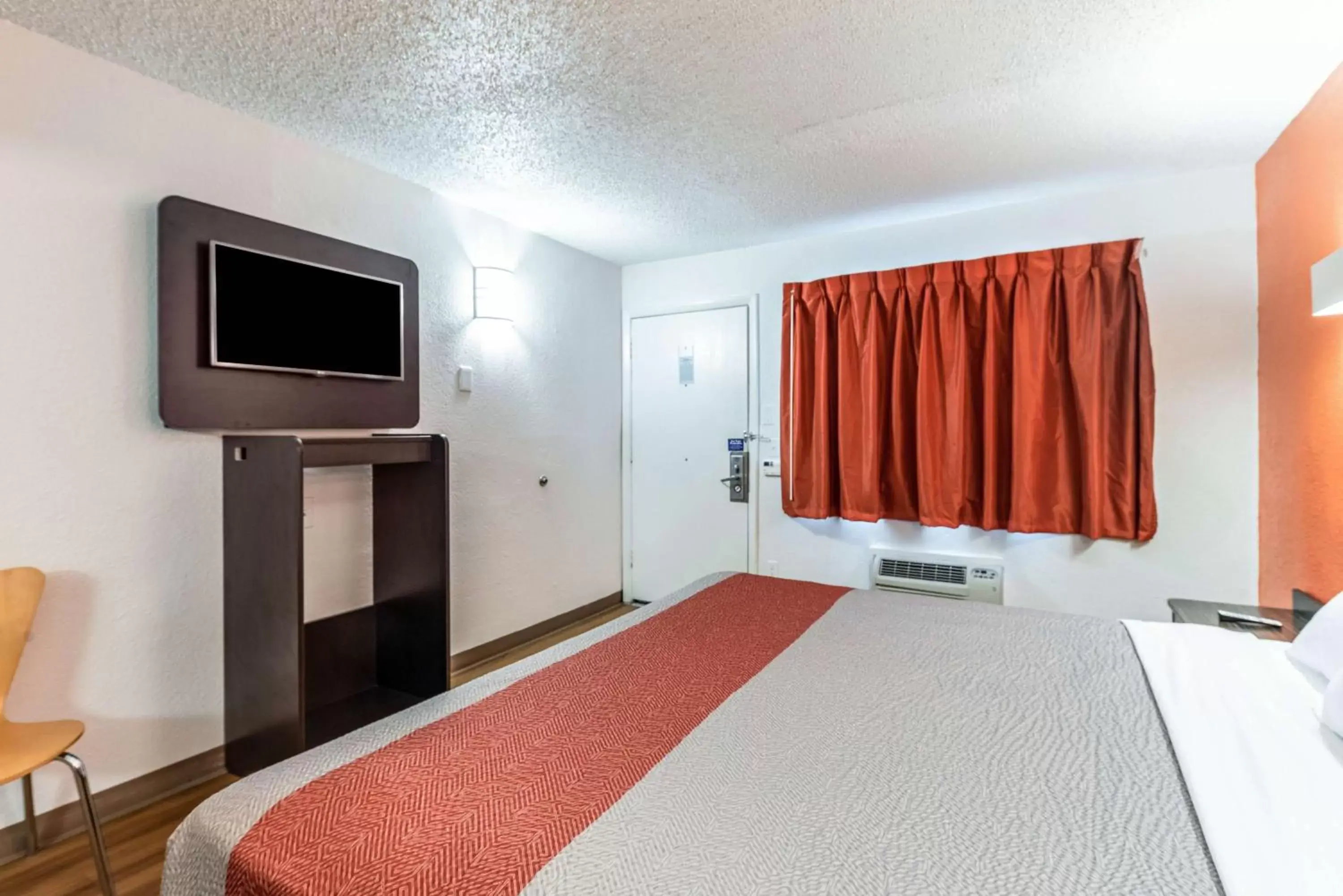 TV and multimedia, Bed in Motel 6-North Richland Hills, TX