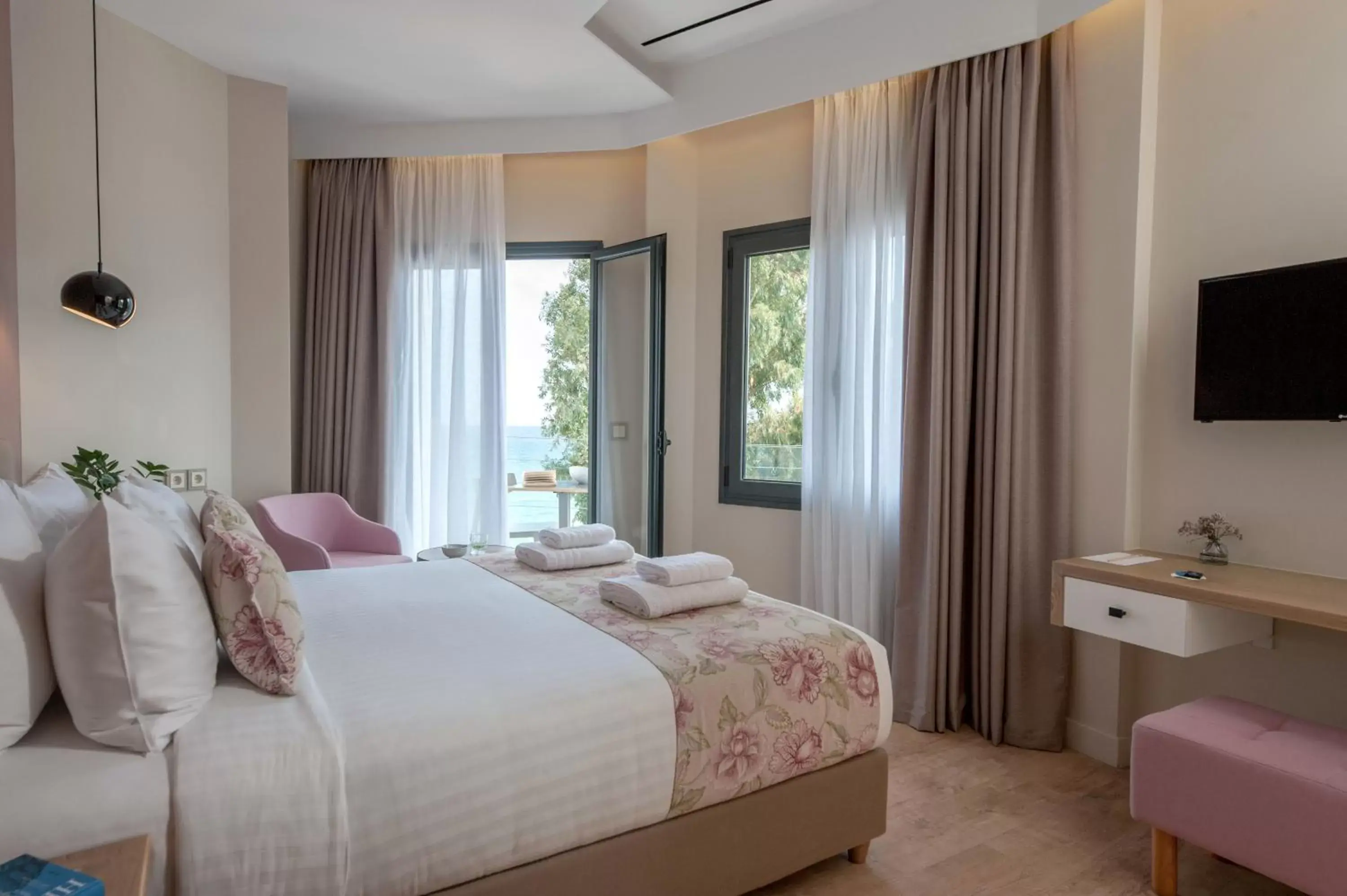 TV and multimedia, Bed in Seasabelle Hotel near Athens Airport