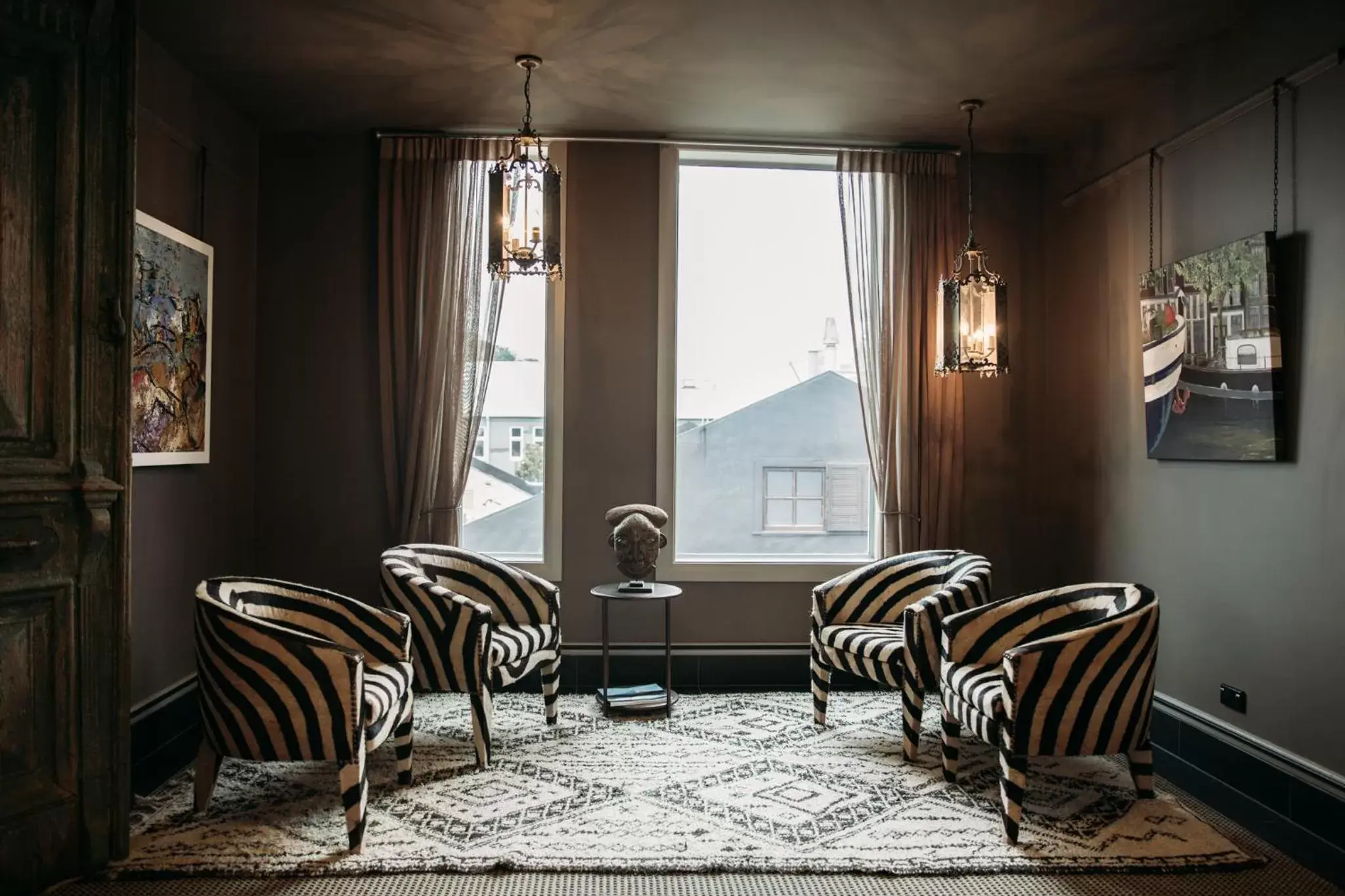 Library in King and Queen Hotel Suites