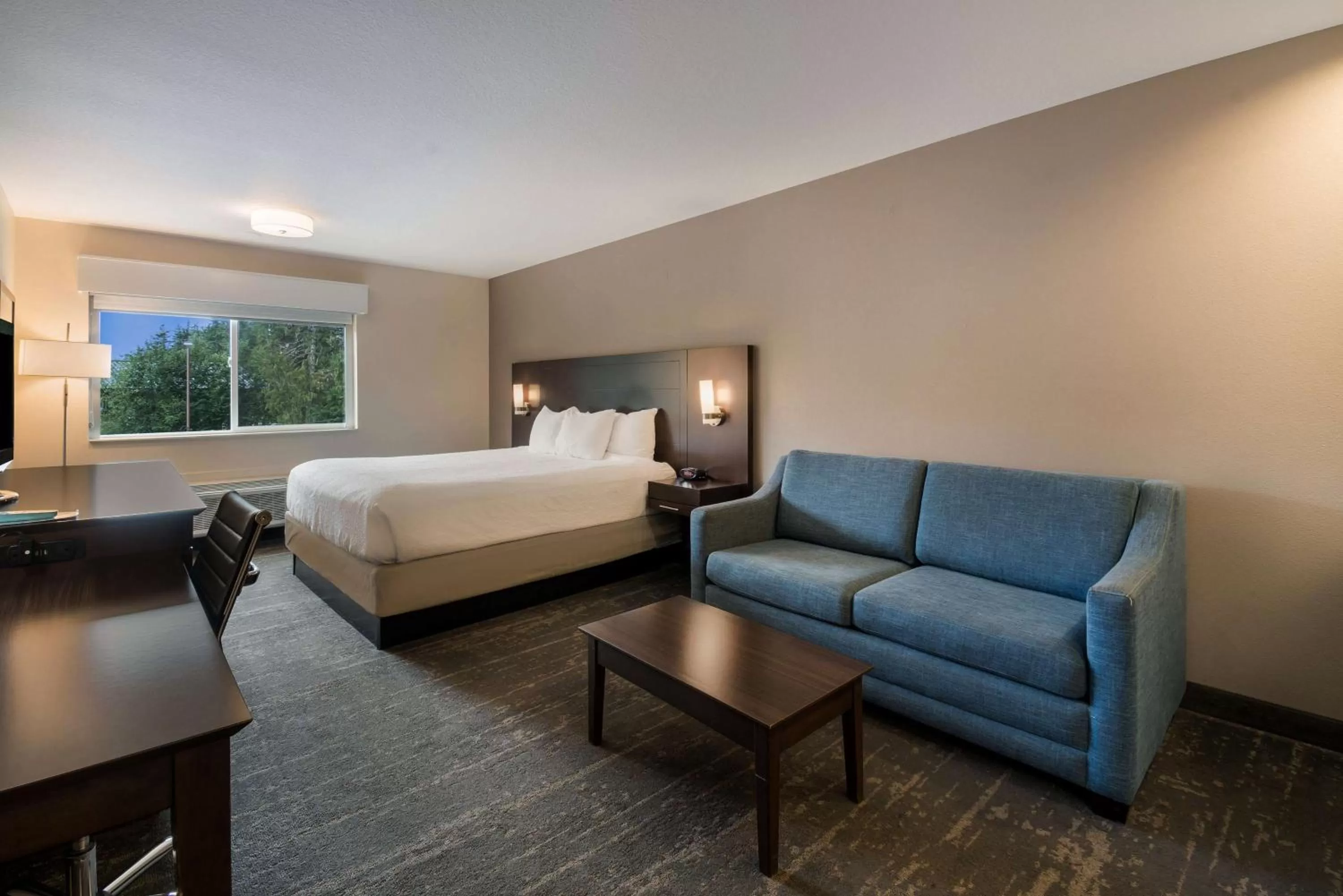 Lounge or bar, Bed in Best Western Mt. Hood Inn