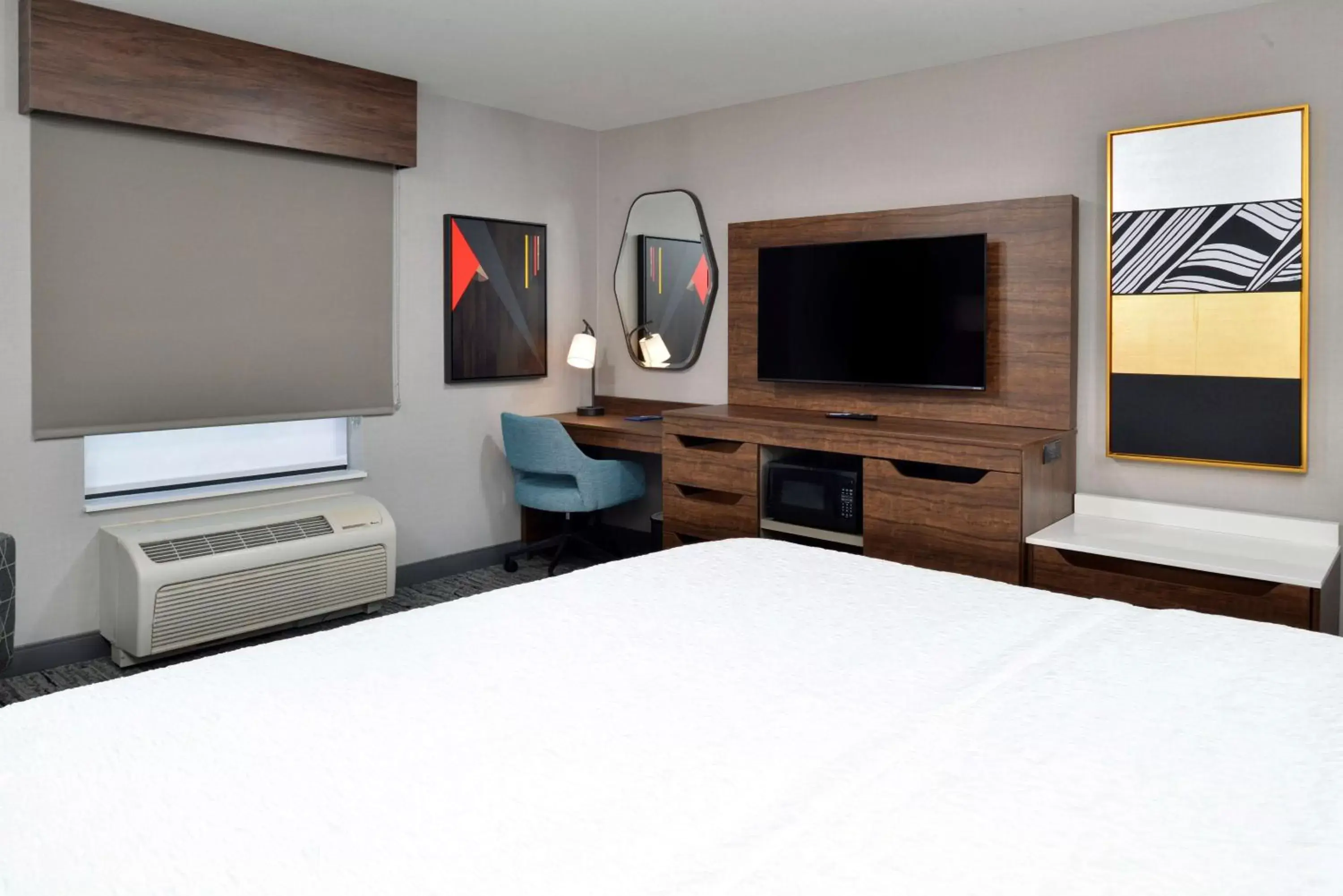 Bedroom, TV/Entertainment Center in Hampton Inn & Suites Las Vegas Airport
