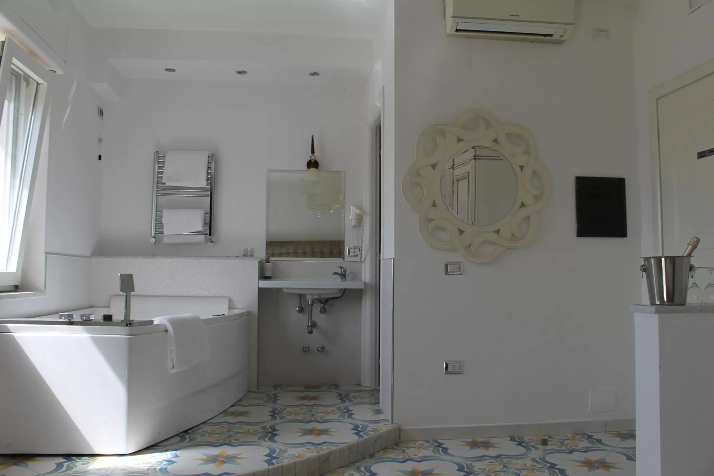 Hot Tub, Bathroom in Villa Miramare