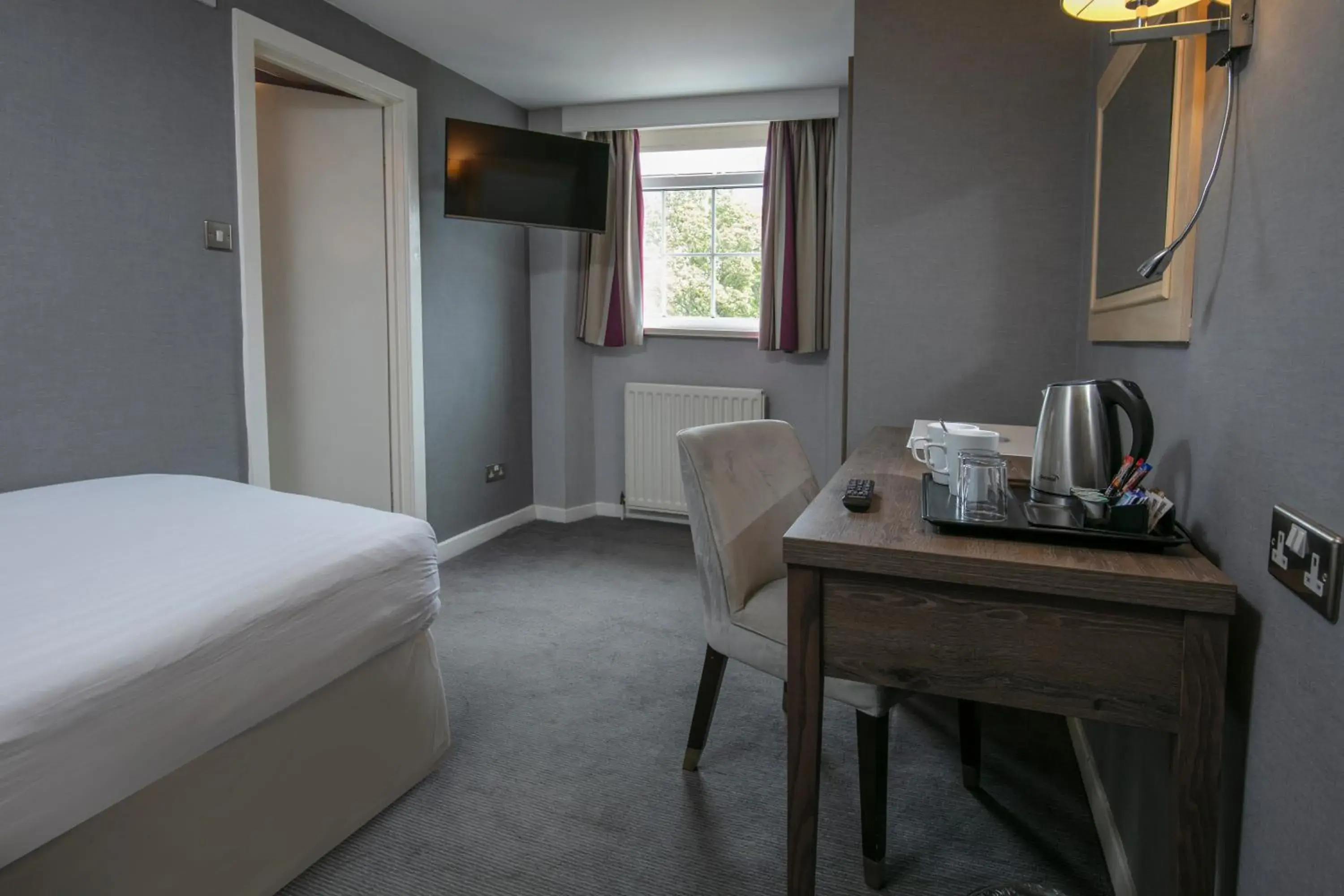 Bedroom, TV/Entertainment Center in Best Western New Kent Hotel