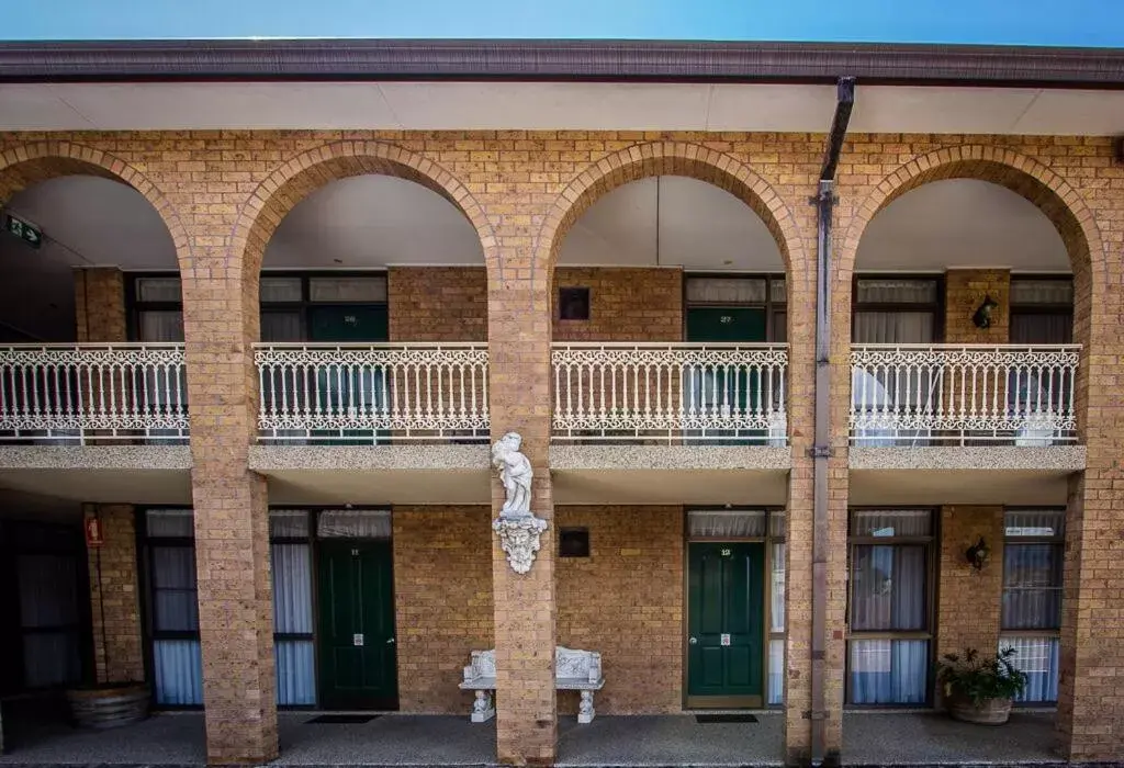 People, Property Building in Cumberland Motor Inn