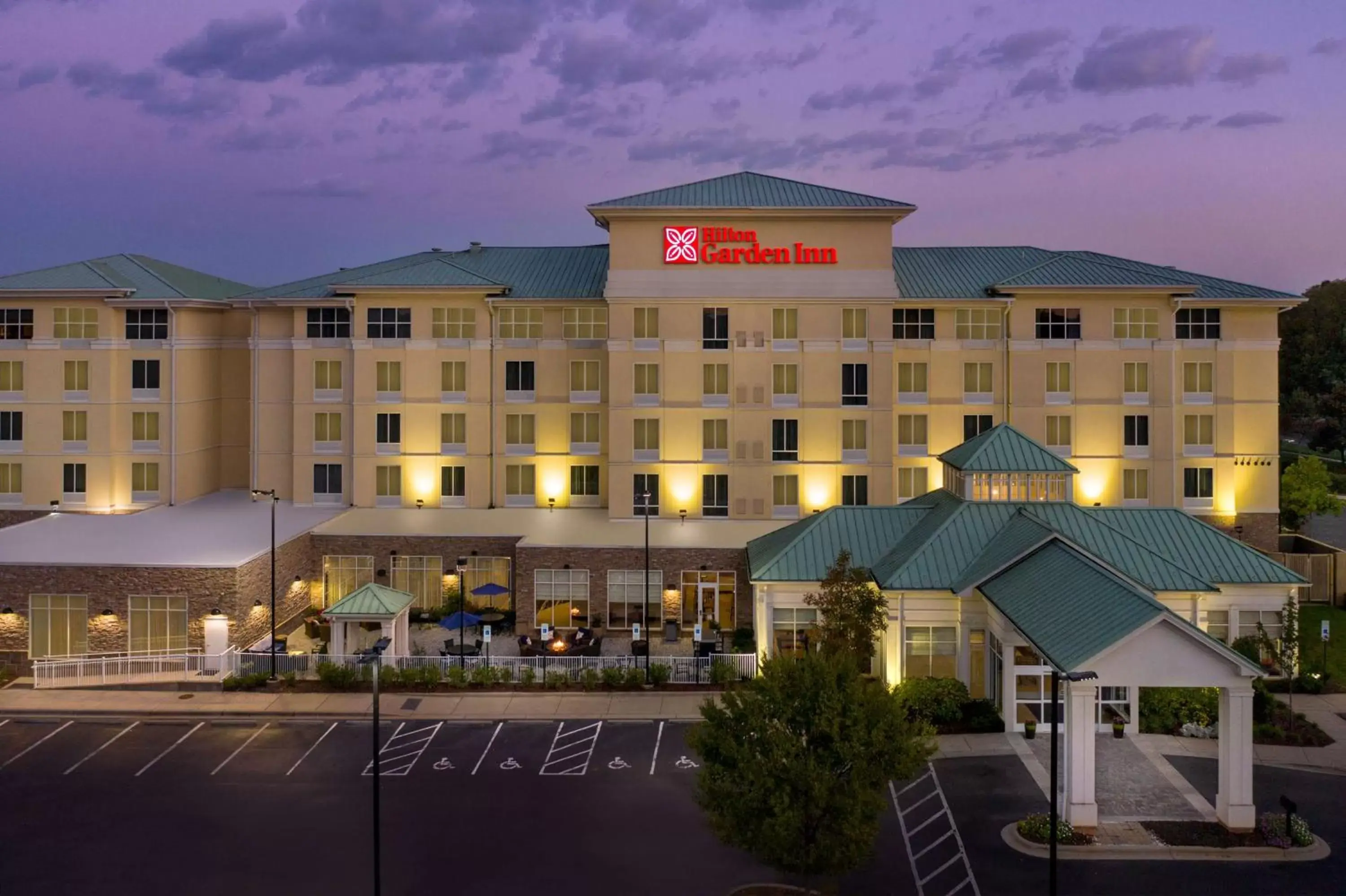 Property Building in Hilton Garden Inn Charlotte Airport