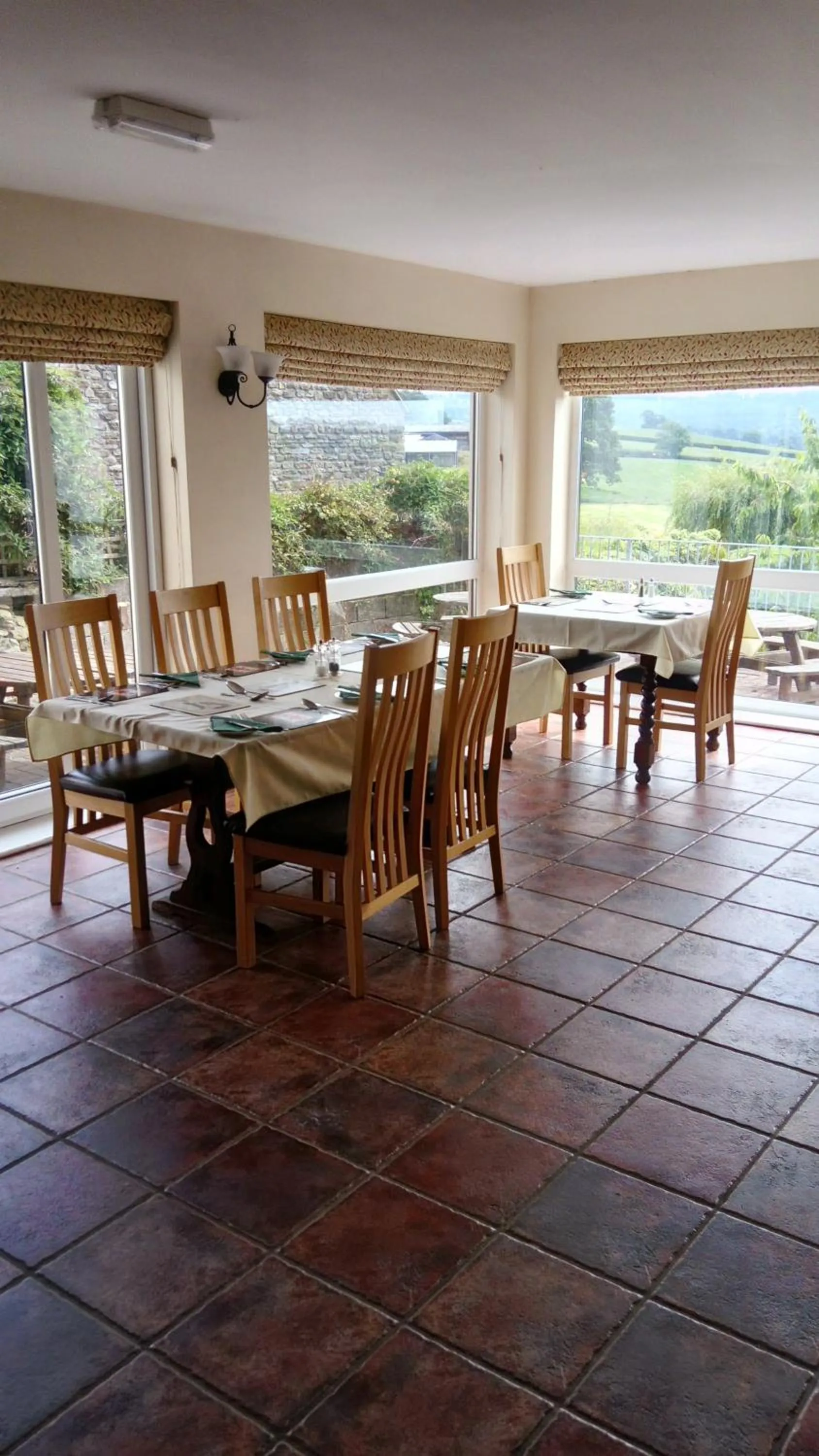 Restaurant/places to eat in the old red lion