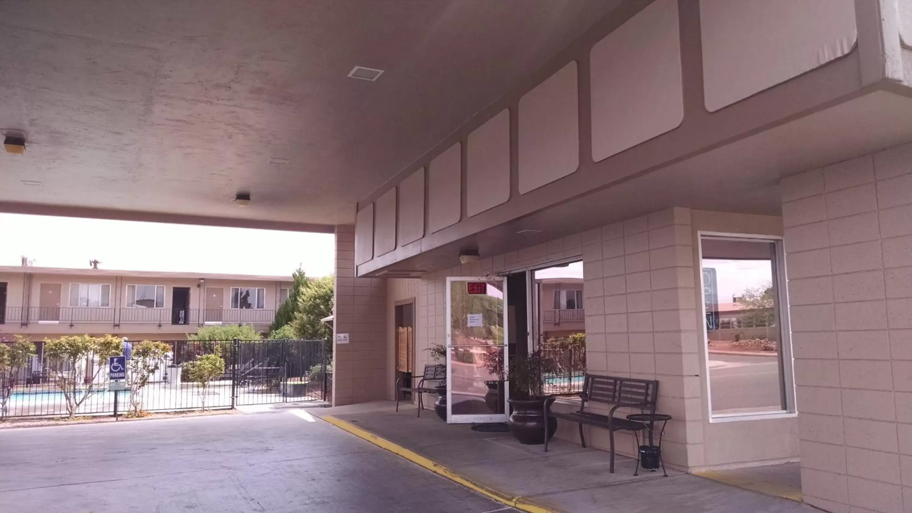 Facade/entrance in Lake Powell Canyon Inn