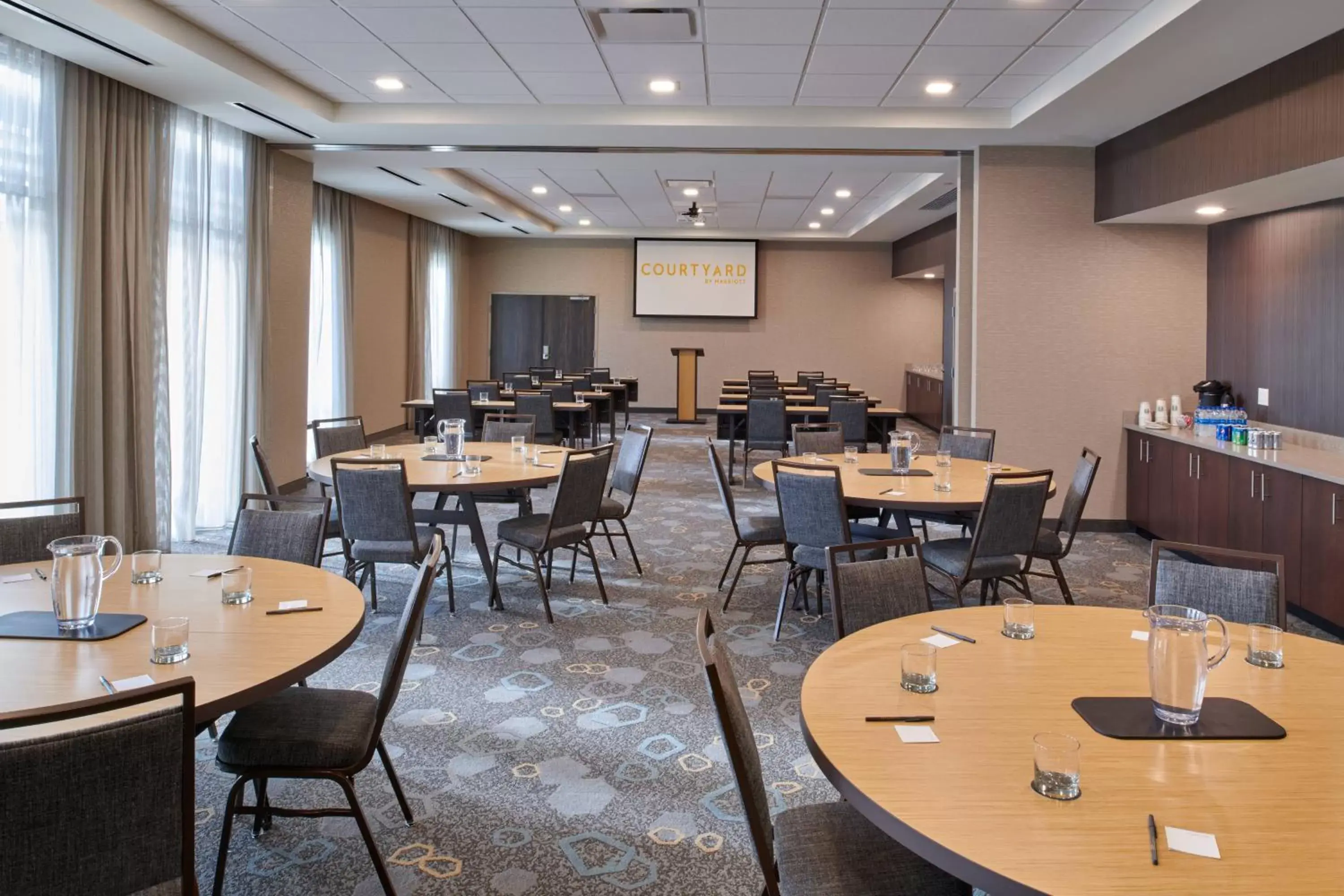 Meeting/conference room, Restaurant/Places to Eat in Courtyard by Marriott Petoskey at Victories Square