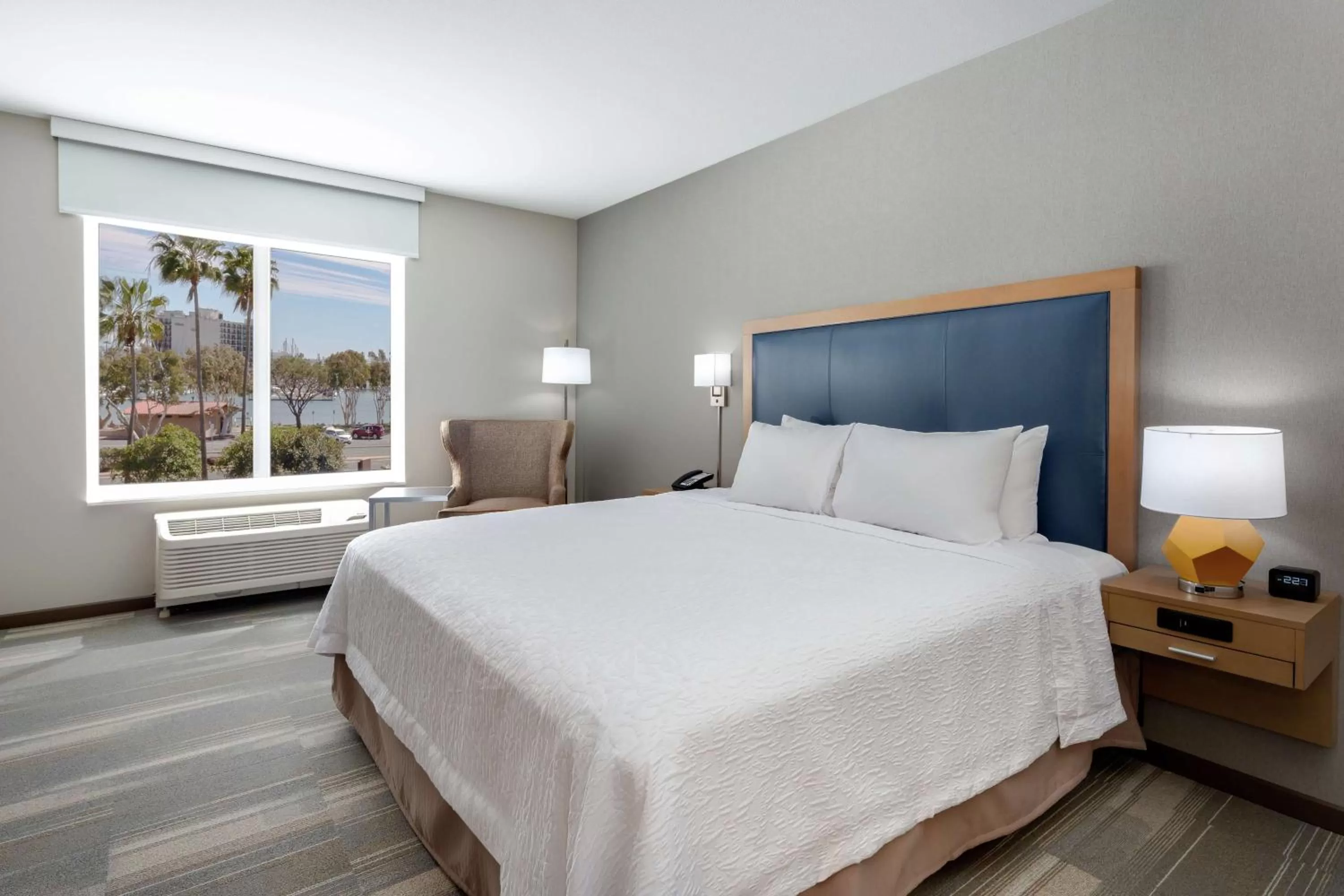 Bed in Hampton Inn & Suites San Diego Airport Liberty Station