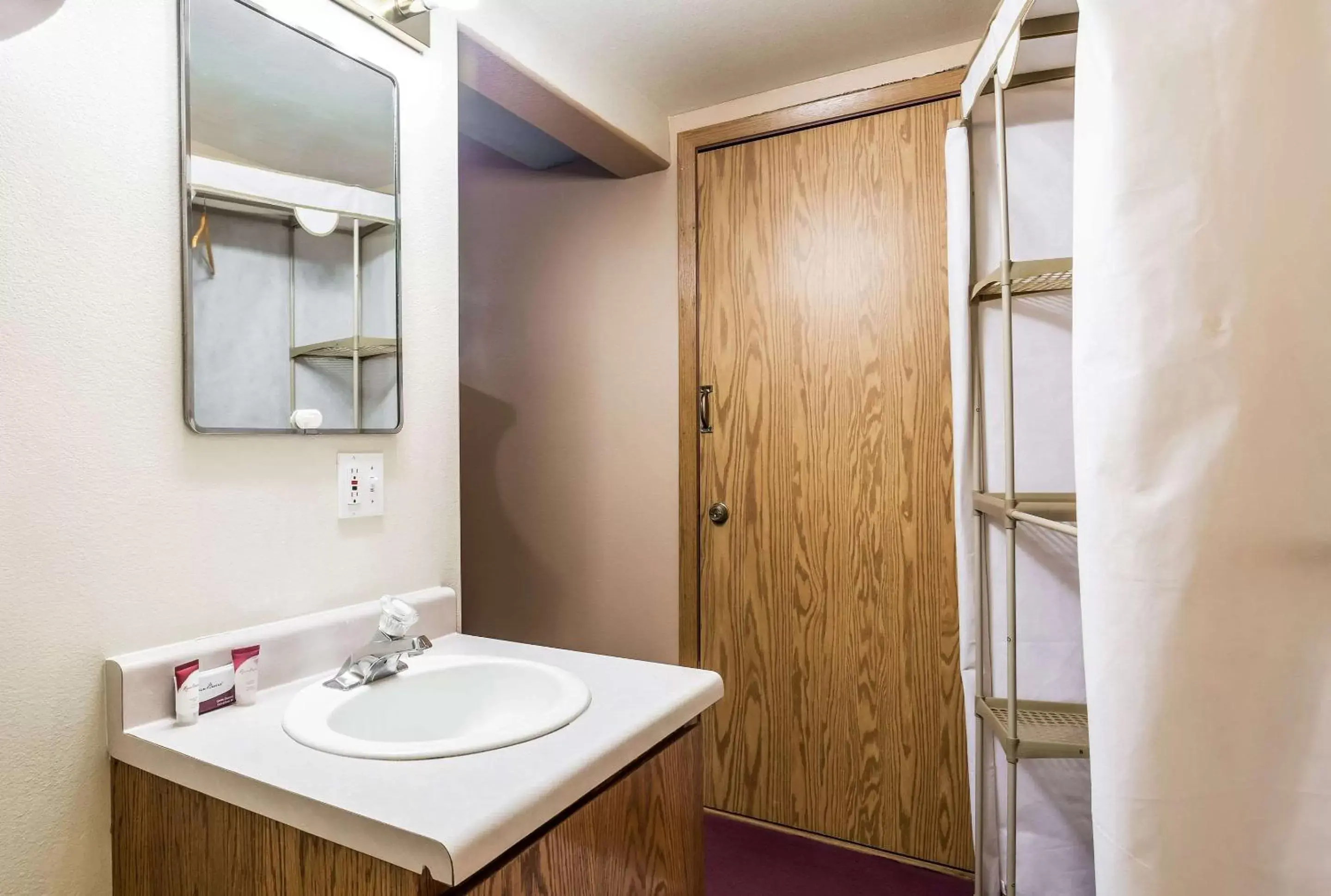 Bathroom in Rodeway Inn & Suites Big Water - Antelope Canyon