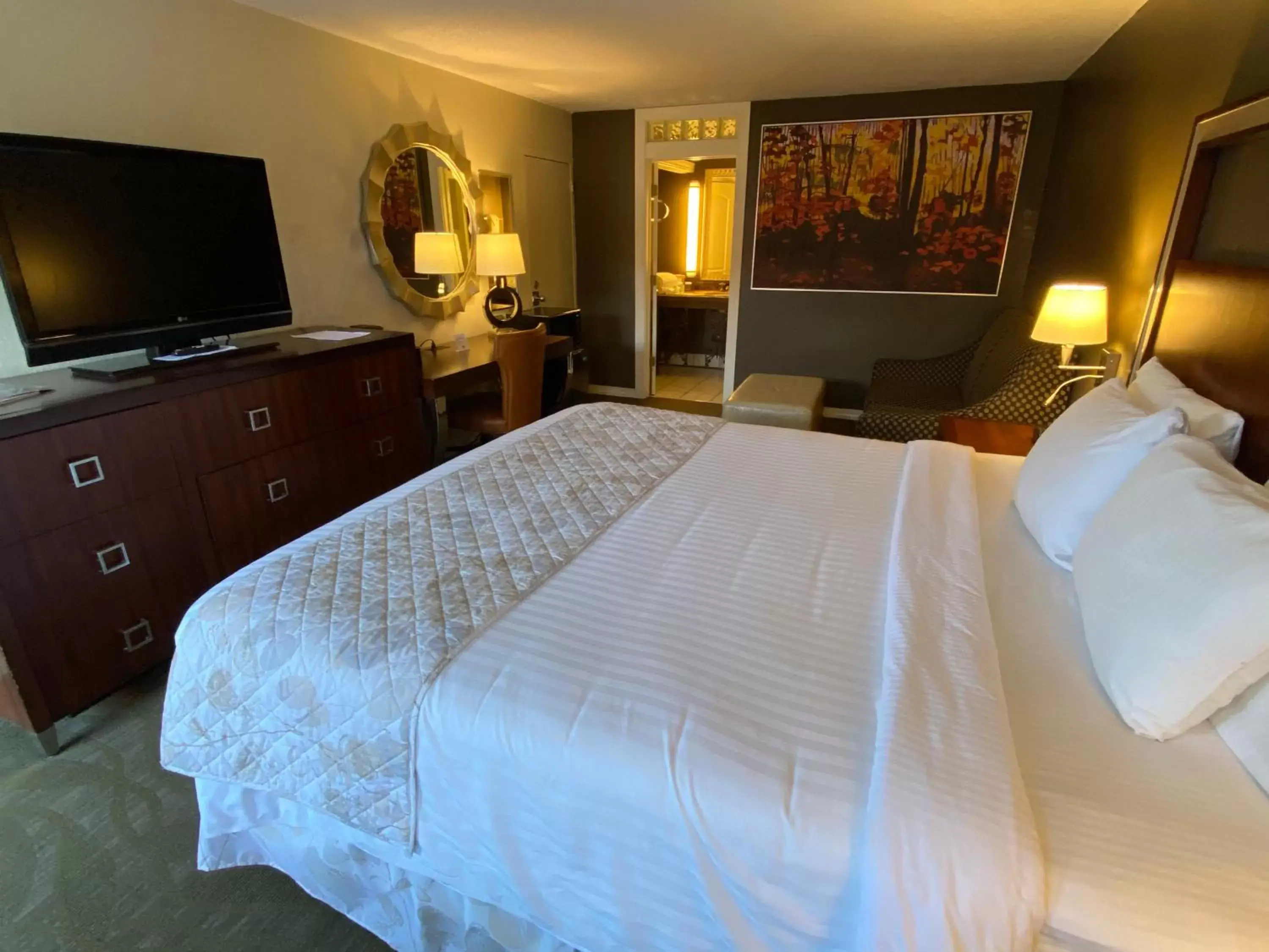 Bathroom, Bed in Cascades Inn