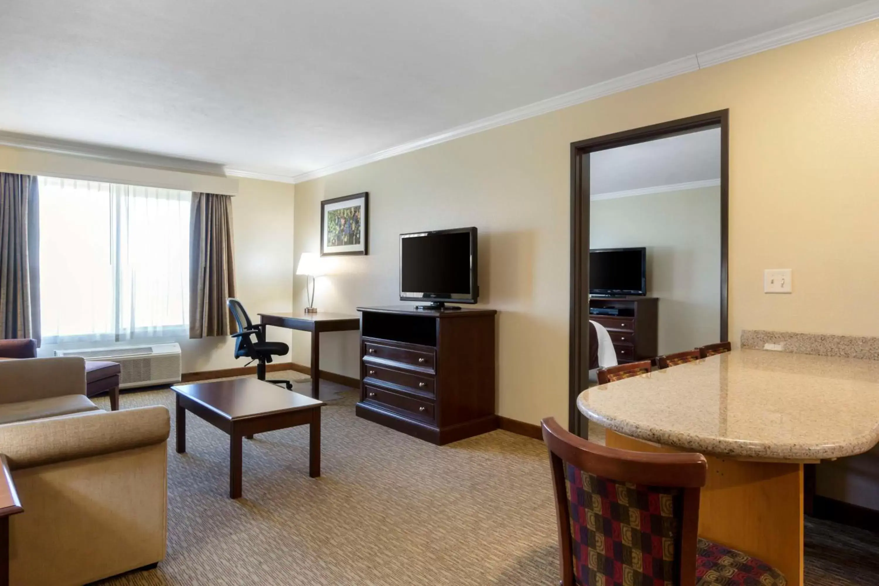 Bedroom, TV/Entertainment Center in Best Western Plus Grapevine Inn