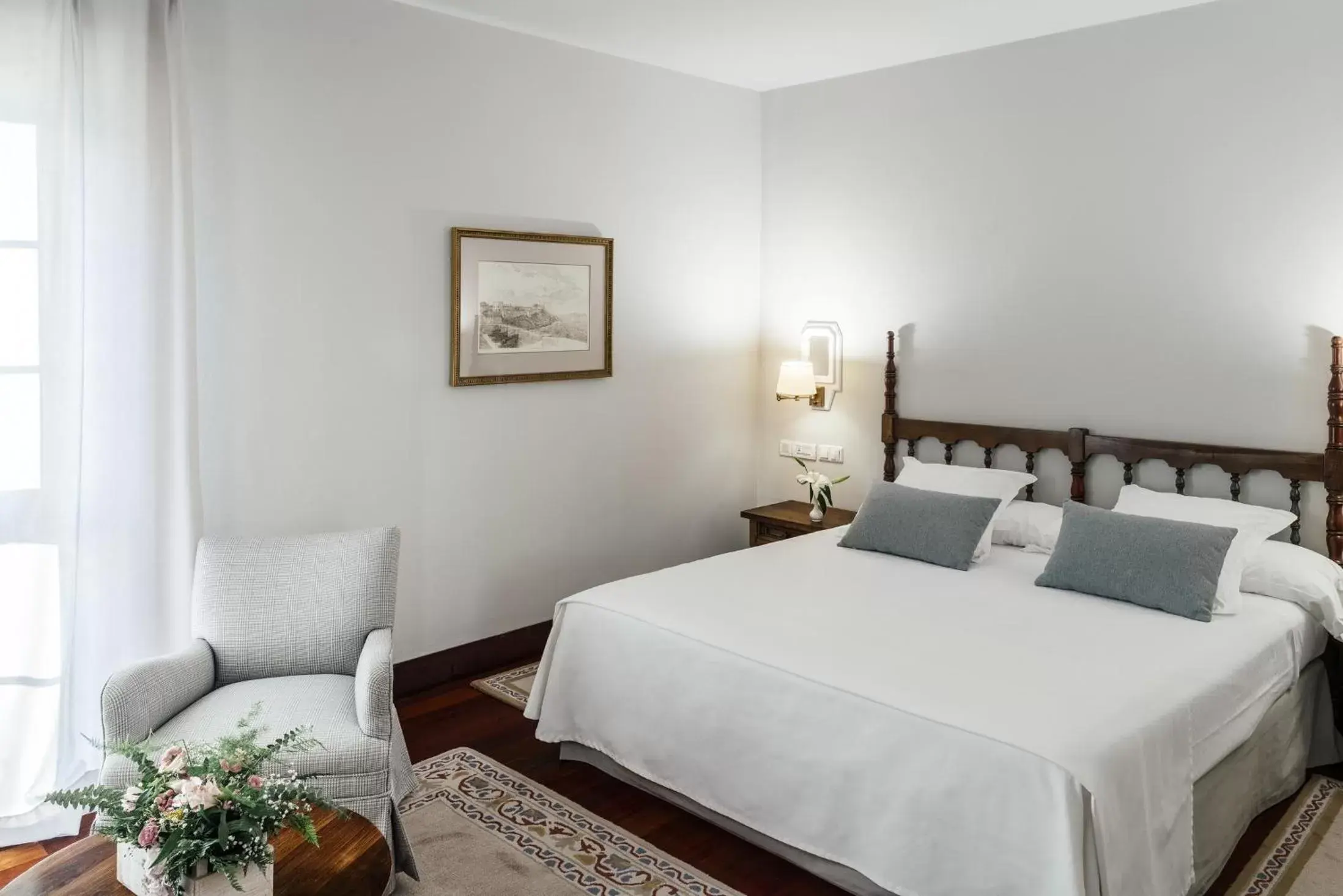 Photo of the whole room, Bed in Parador de Baiona