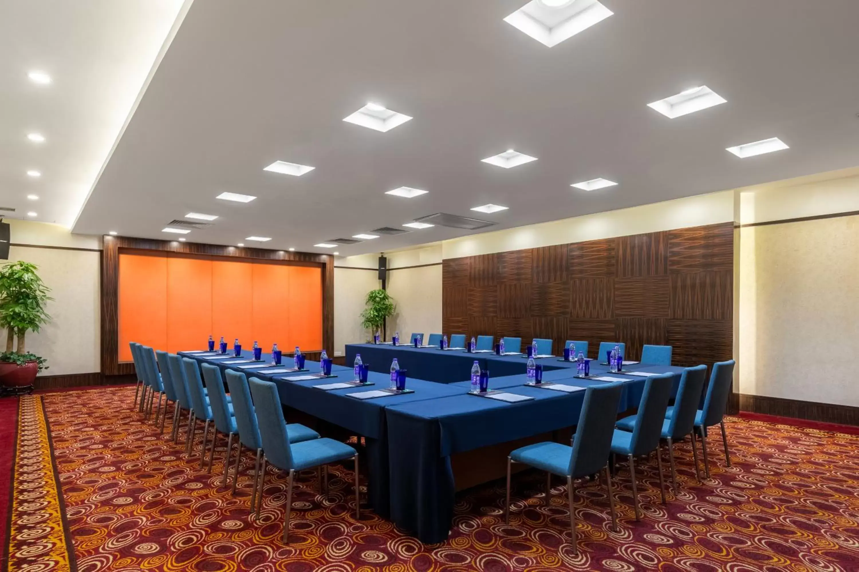 Meeting/conference room in Crowne Plaza Foshan, an IHG Hotel - Exclusive bus stations for HKSAR round-trips