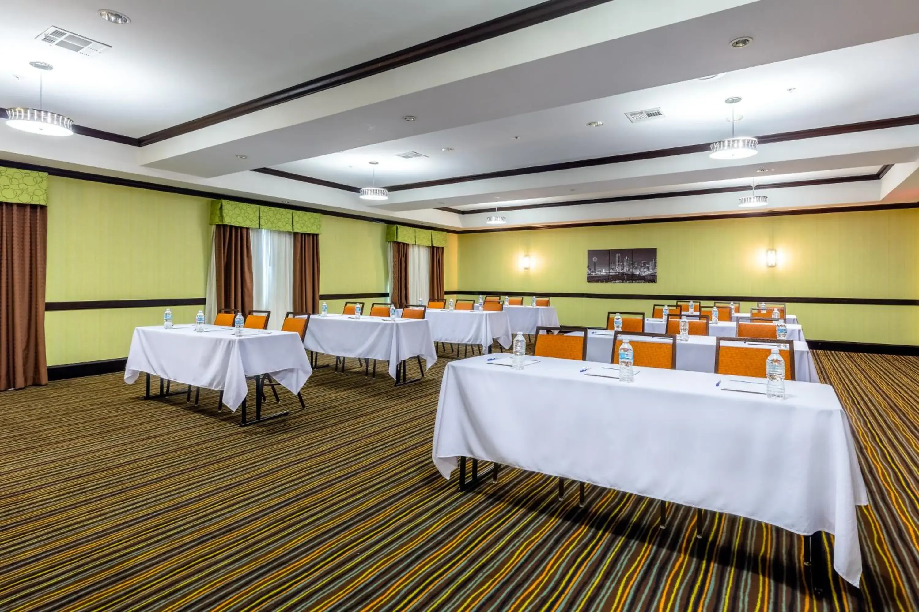 Meeting/conference room in Holiday Inn Express Hotel & Suites Dallas West
