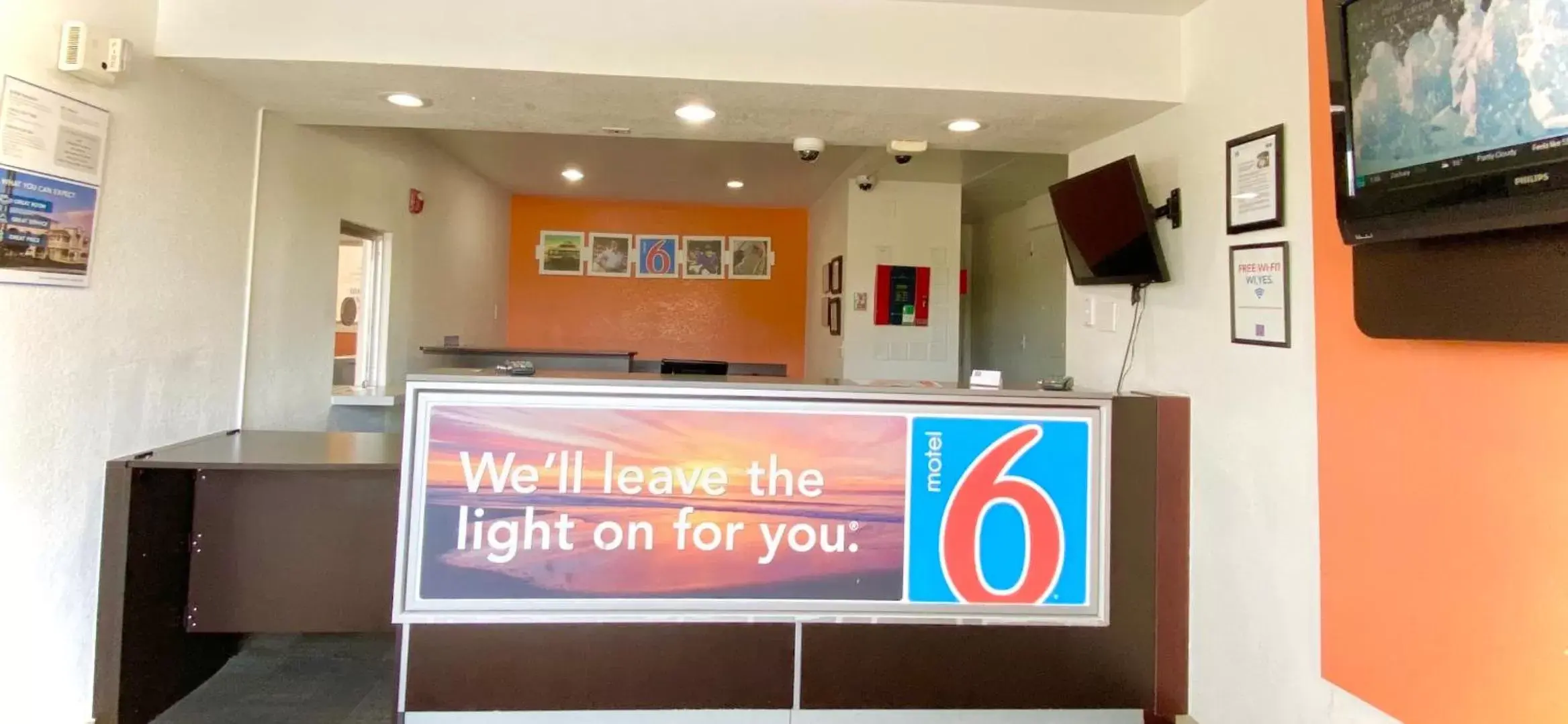 Lobby/Reception in Motel 6-Port Allen, LA - Baton Rouge