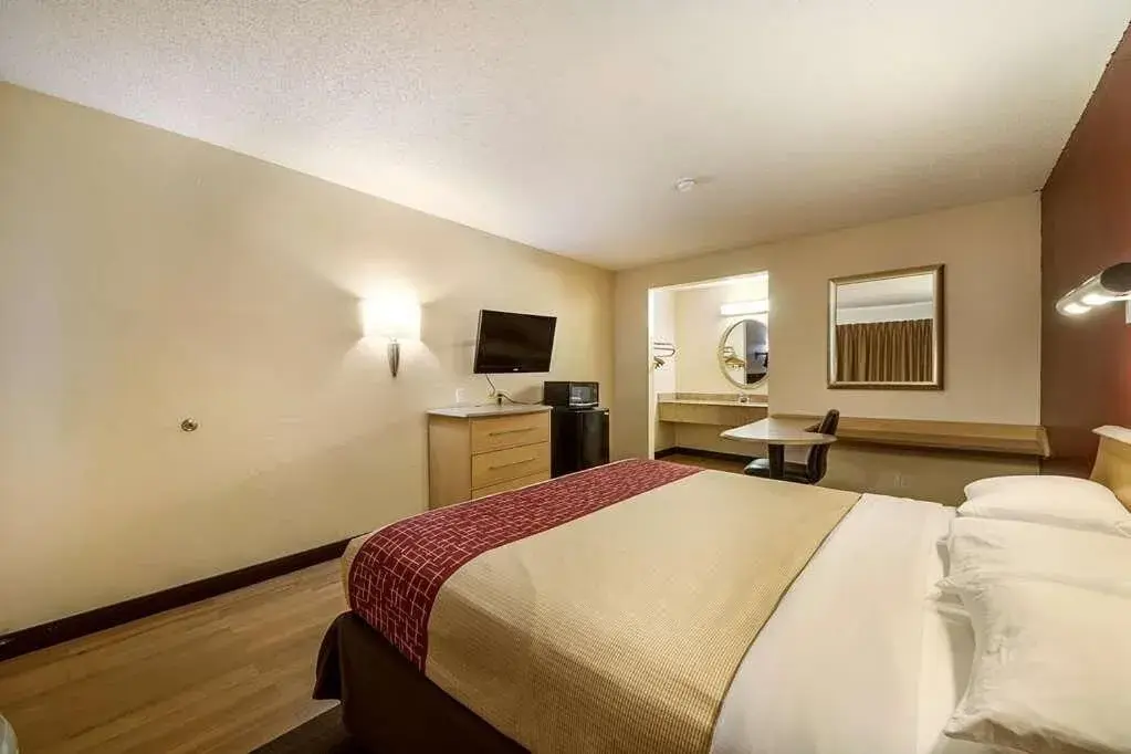 Bed in Travelodge by Wyndham San Antonio Lackland AFB North