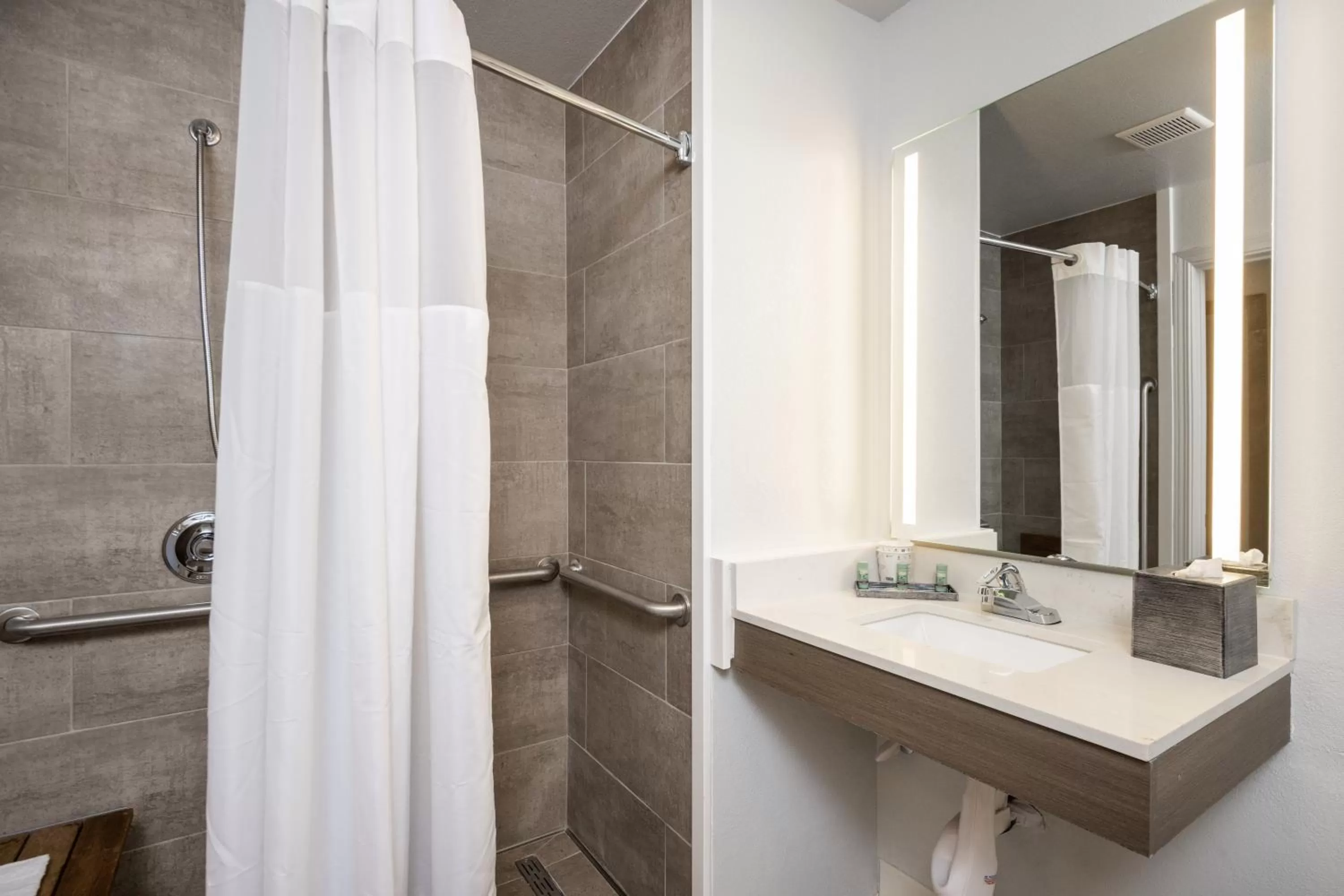 Bathroom in Comfort Inn Hayward - Union City