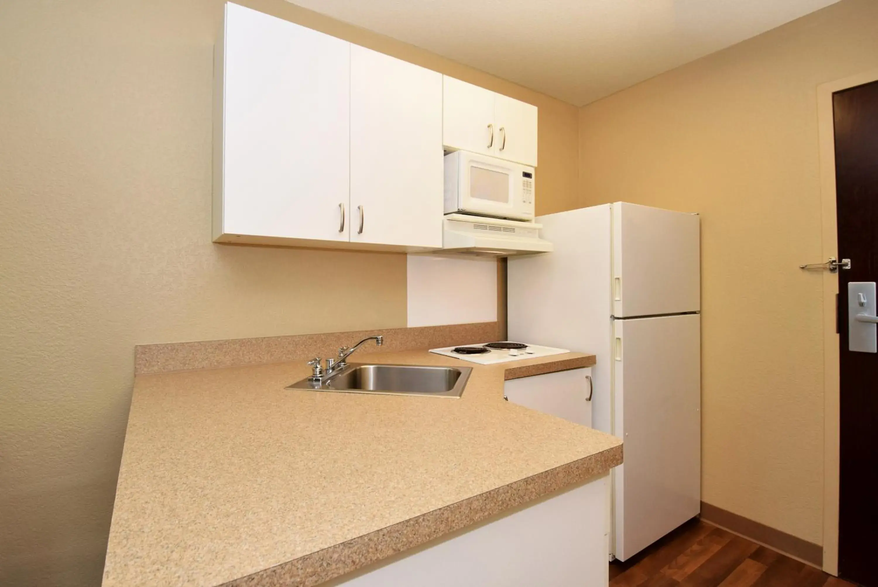 Kitchen or kitchenette, Kitchen/Kitchenette in Extended Stay America Suites - Kansas City - South