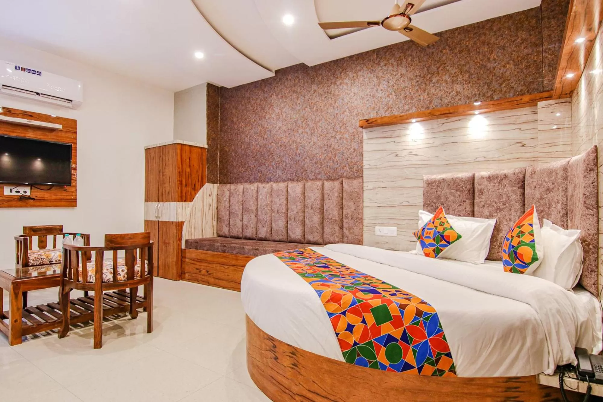 Communal lounge/ TV room, Bed in FabHotel Meridian Inn