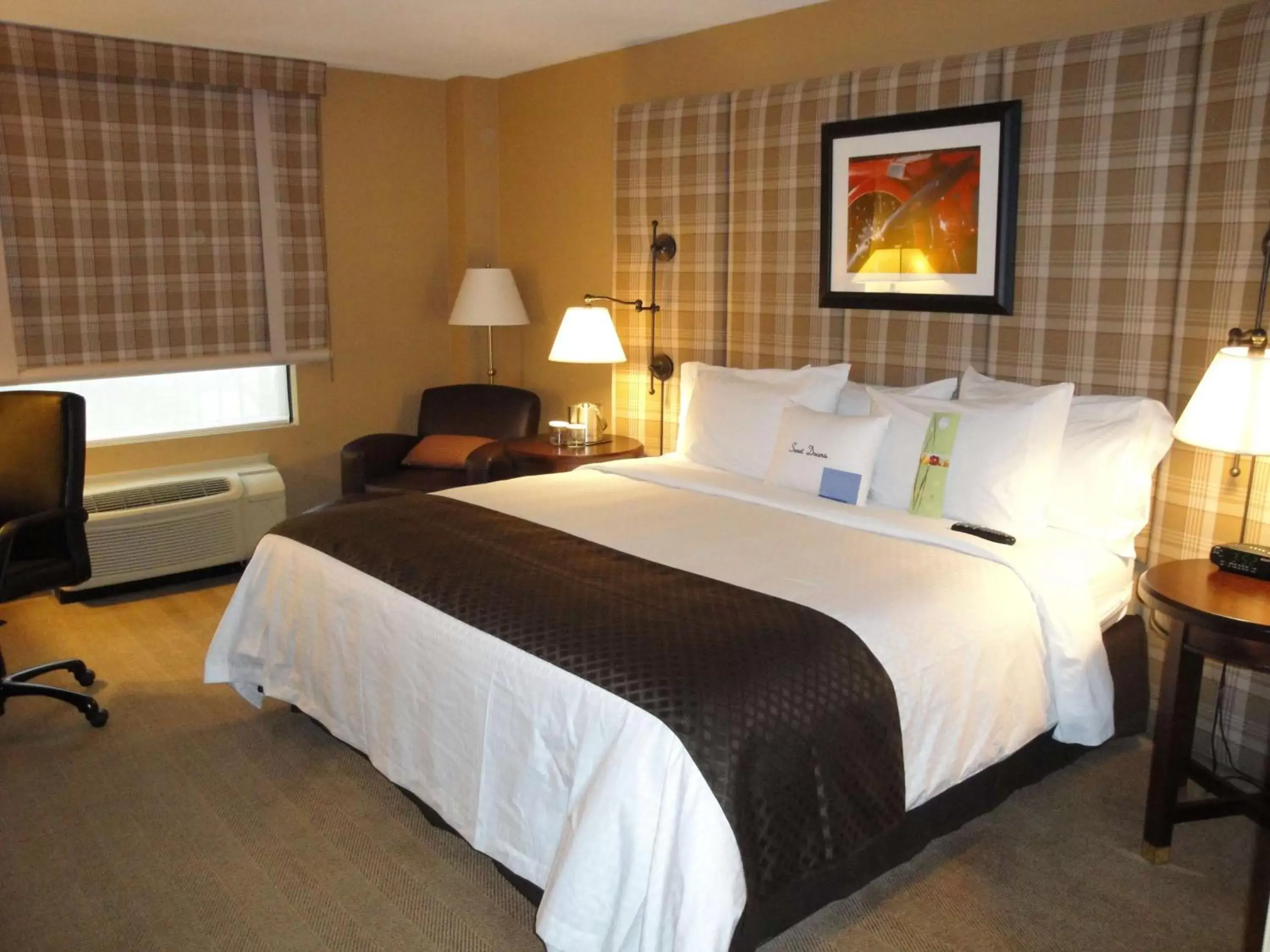 Bed in DoubleTree by Hilton Cincinnati Airport