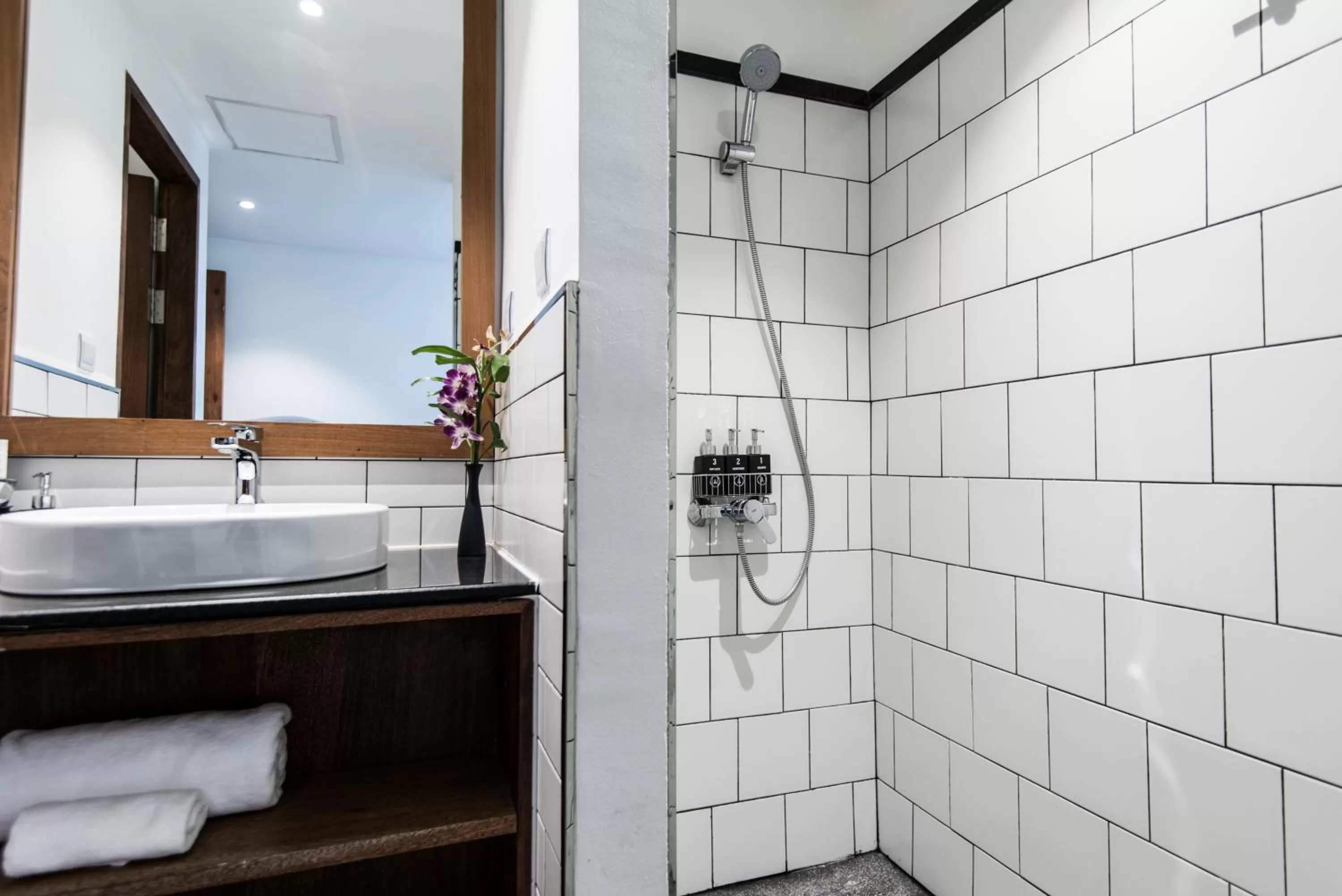 Shower in Aquarius Hotel and Urban Resort