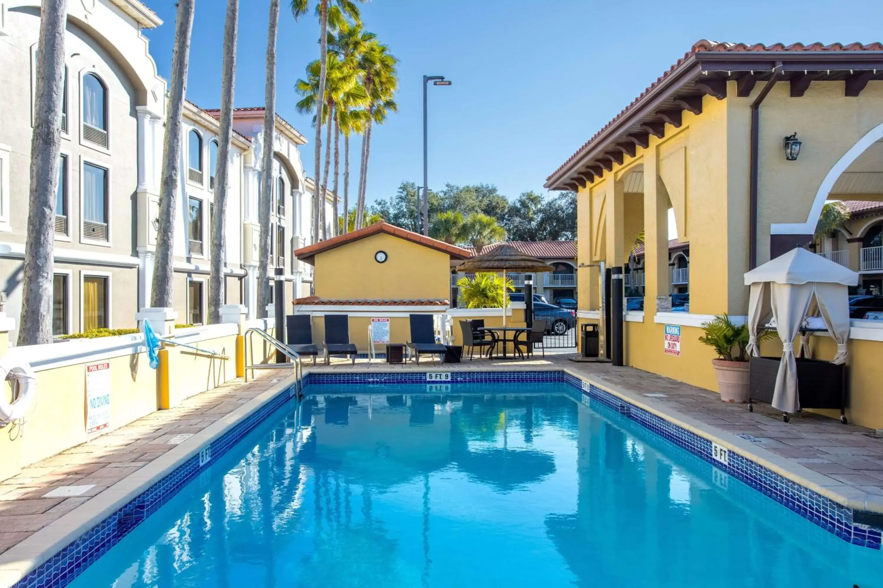 Property building, Swimming Pool in Best Western Historical Inn
