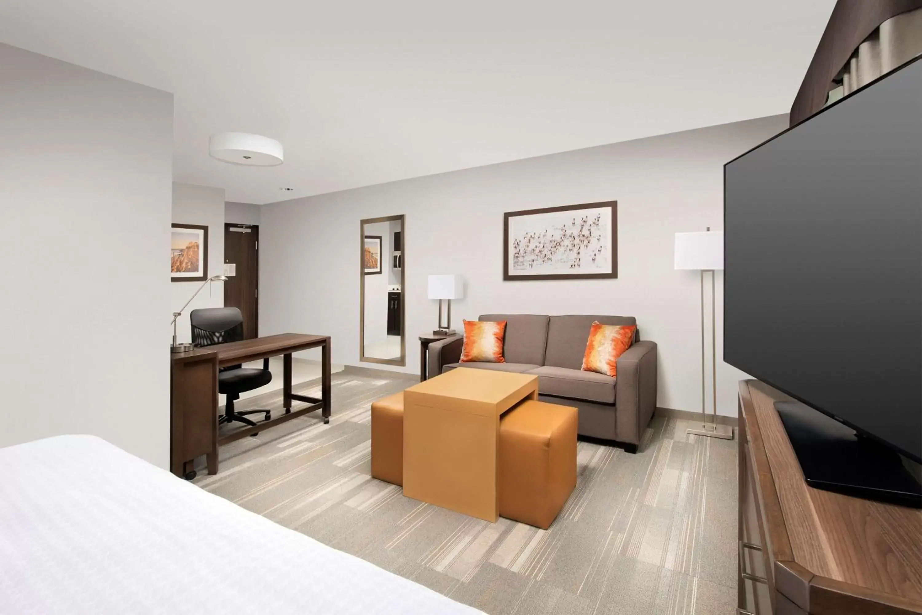 Bedroom, Seating Area in Homewood Suites By Hilton Kansas City Speedway