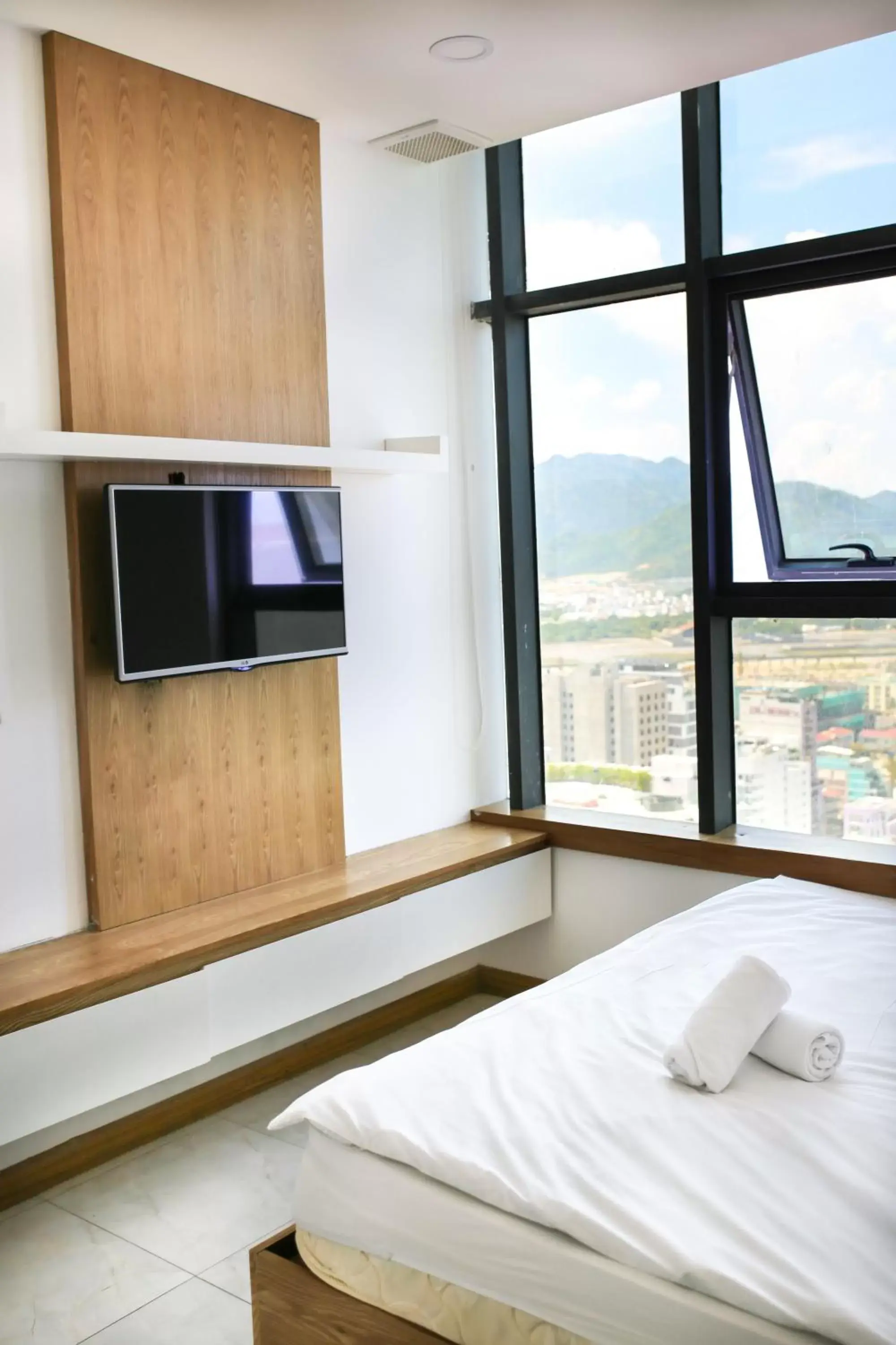 Bed, TV/Entertainment Center in Gold Ocean Apartment