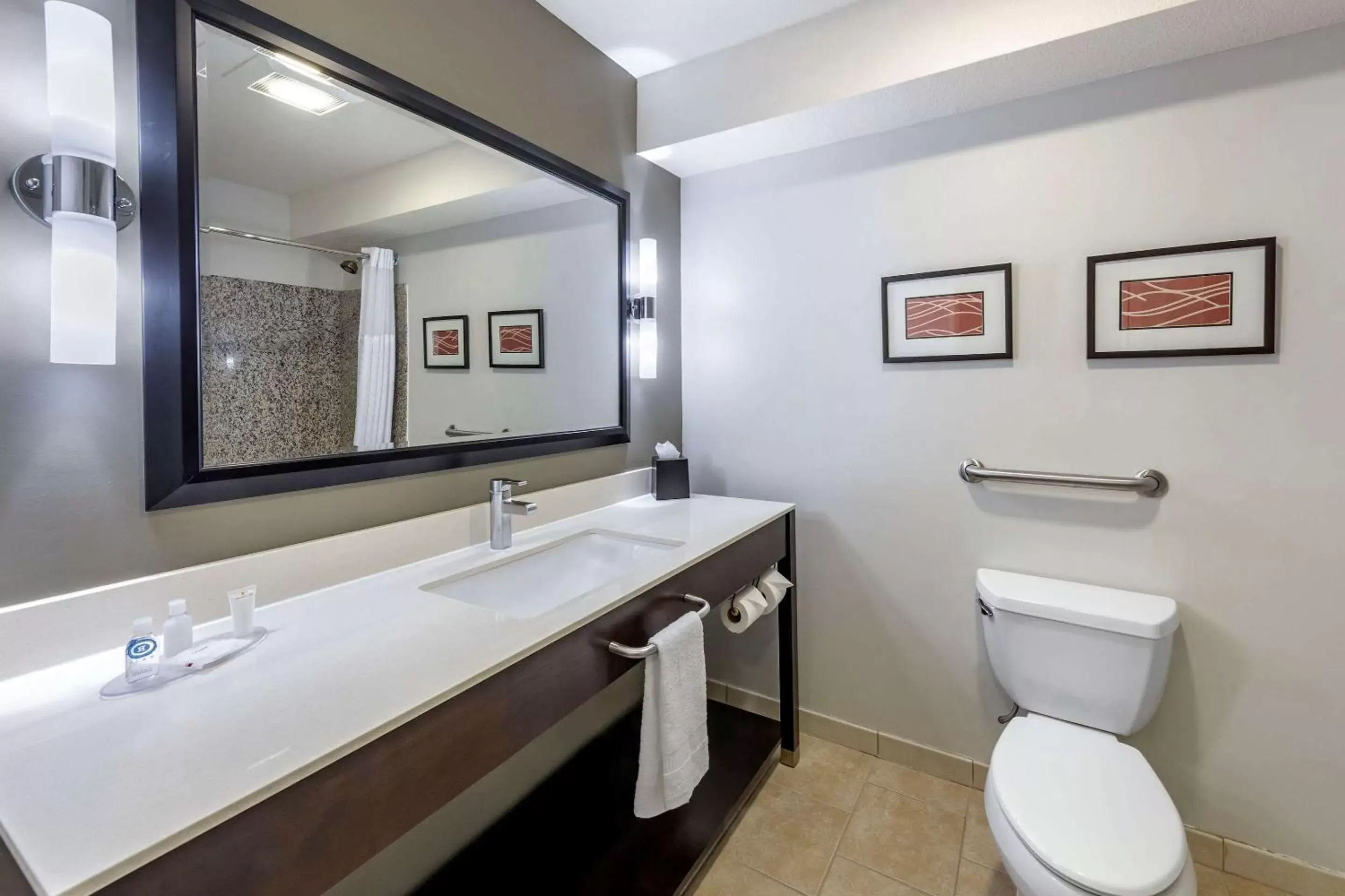 Bedroom, Bathroom in Comfort Inn & Suites Near Universal - North Hollywood – Burbank