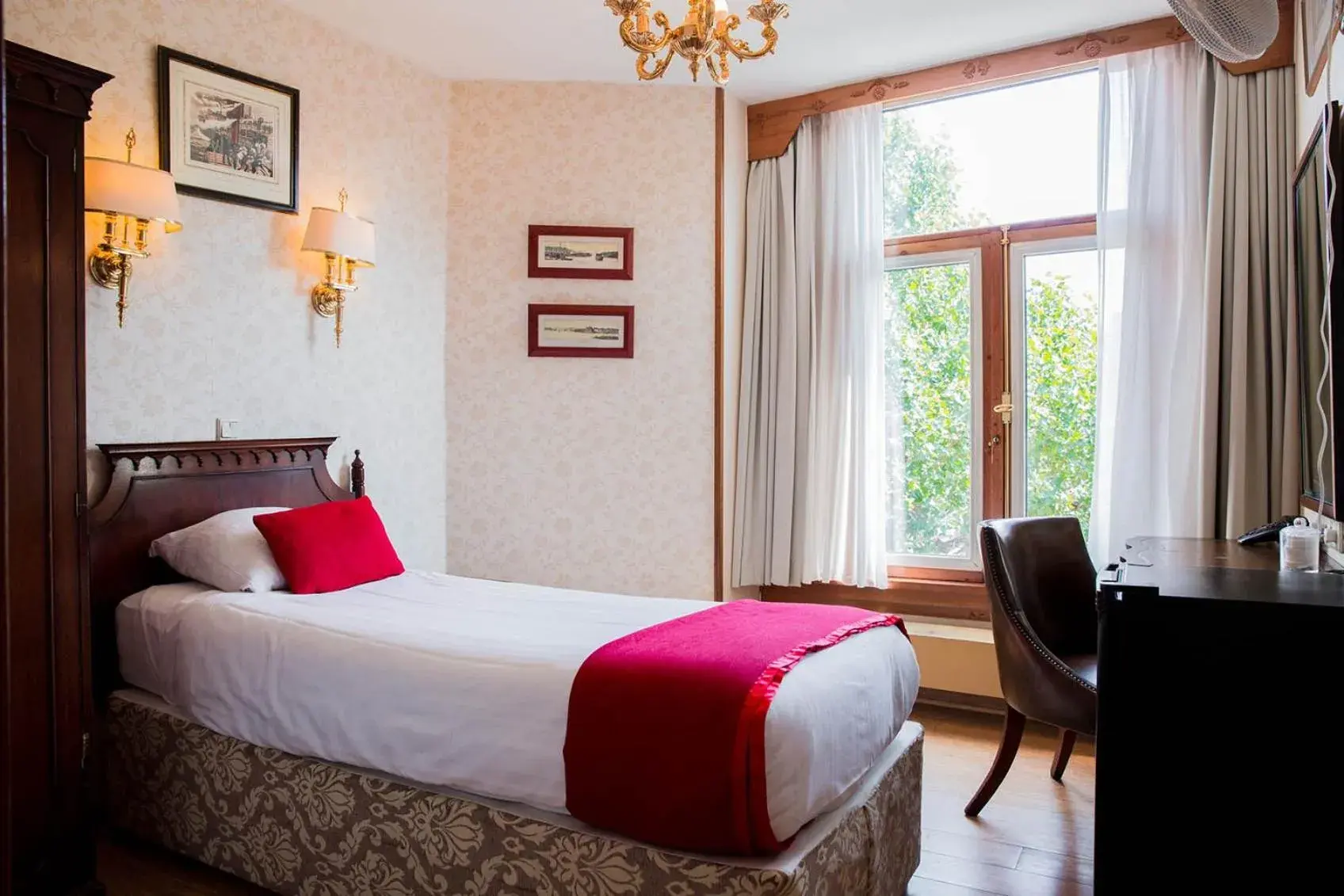 Bed in Hotel Atlanta Bed in Hotel Atlanta