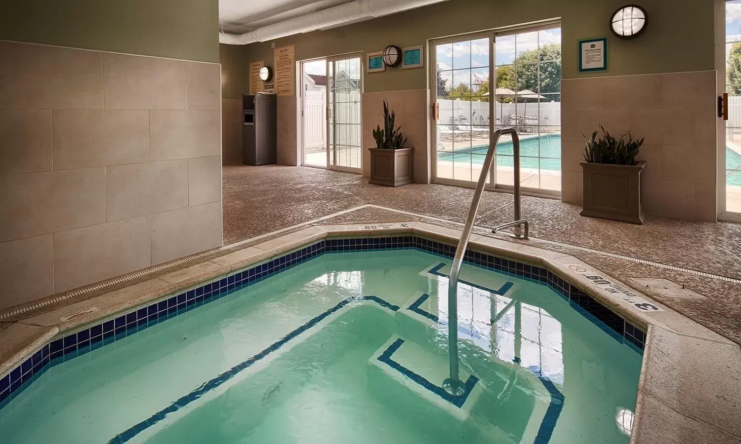 Swimming Pool in Best Western Hartford Hotel and Suites