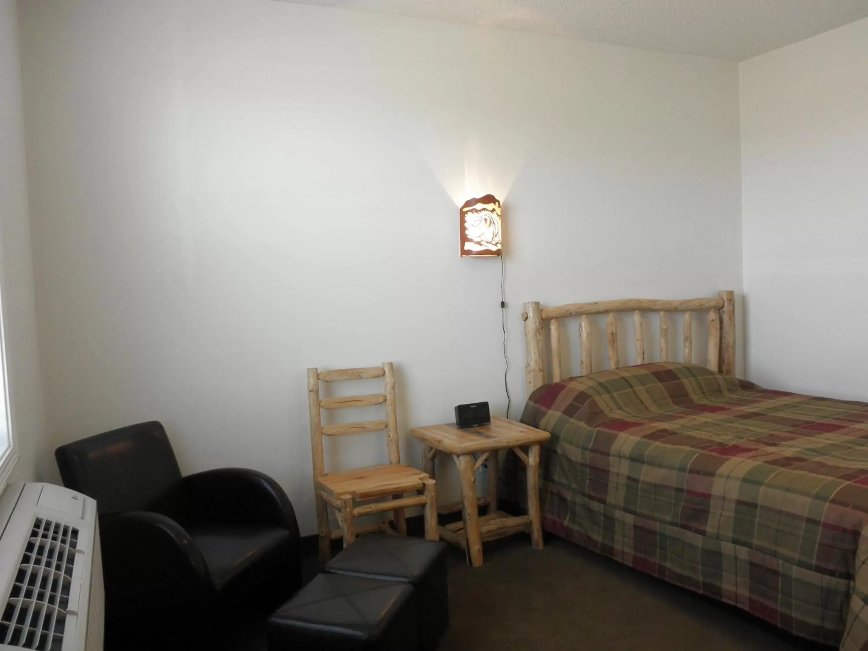 Seating area, Bed in Bear's Den Lodge