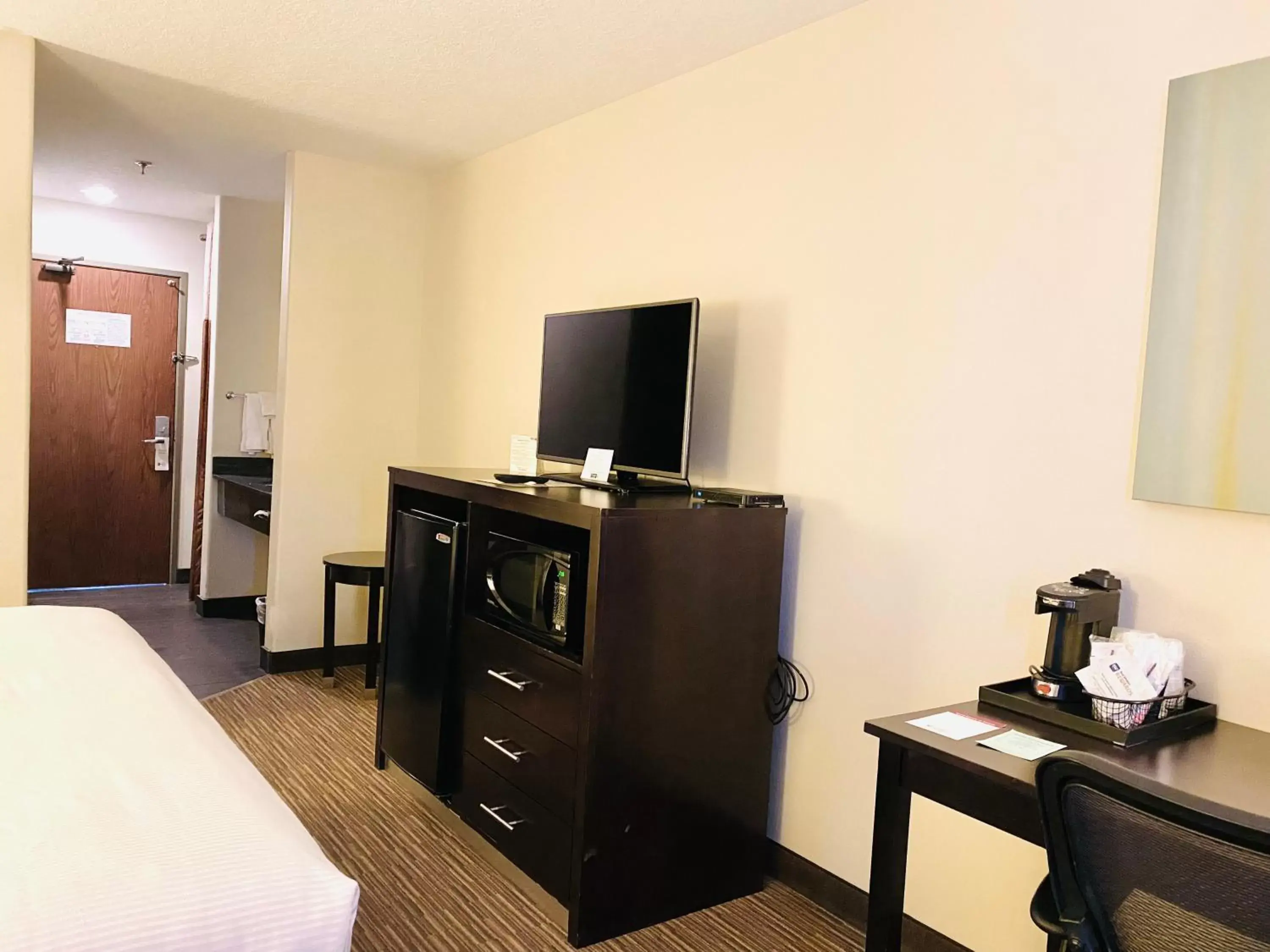 TV and multimedia, TV/Entertainment Center in Best Western Plus the Four Corners Inn